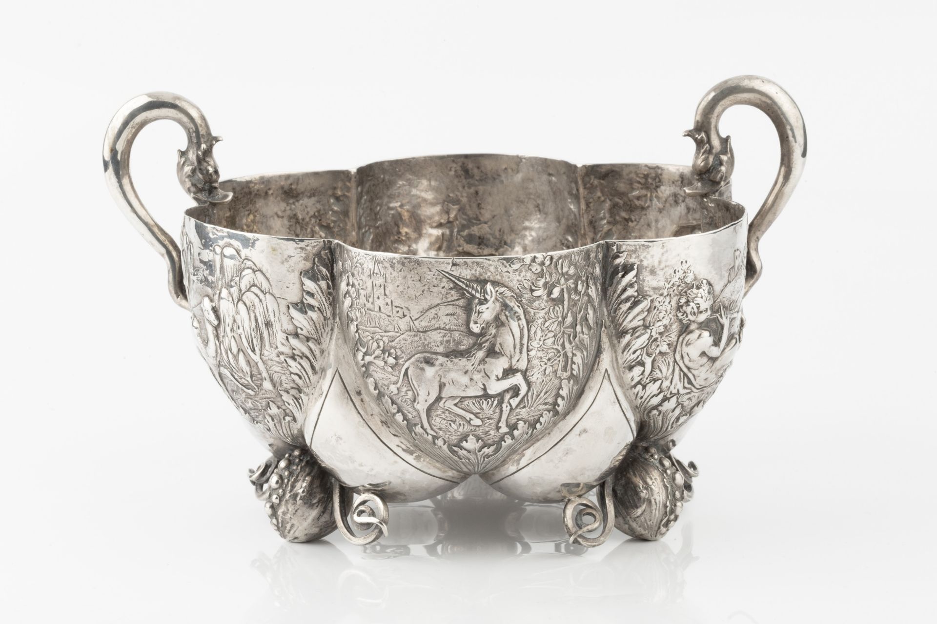 A late 19th/early 20th century Hanau silver lobed bowl, each lobe embossed and engraved with - Bild 2 aus 2