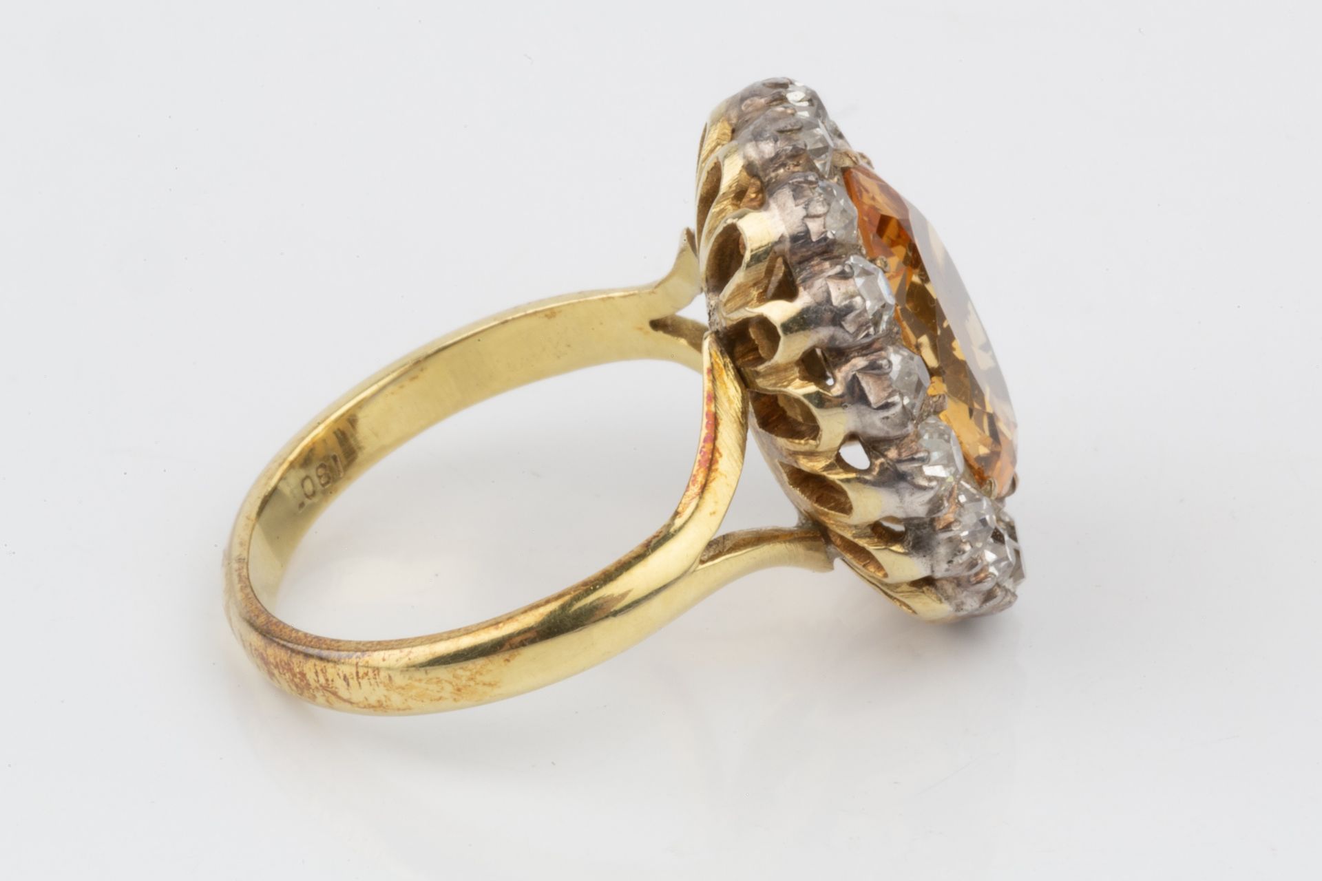 A topaz and diamond cluster ring, the oval central orange-brown topaz within a border of seventeen - Bild 2 aus 8