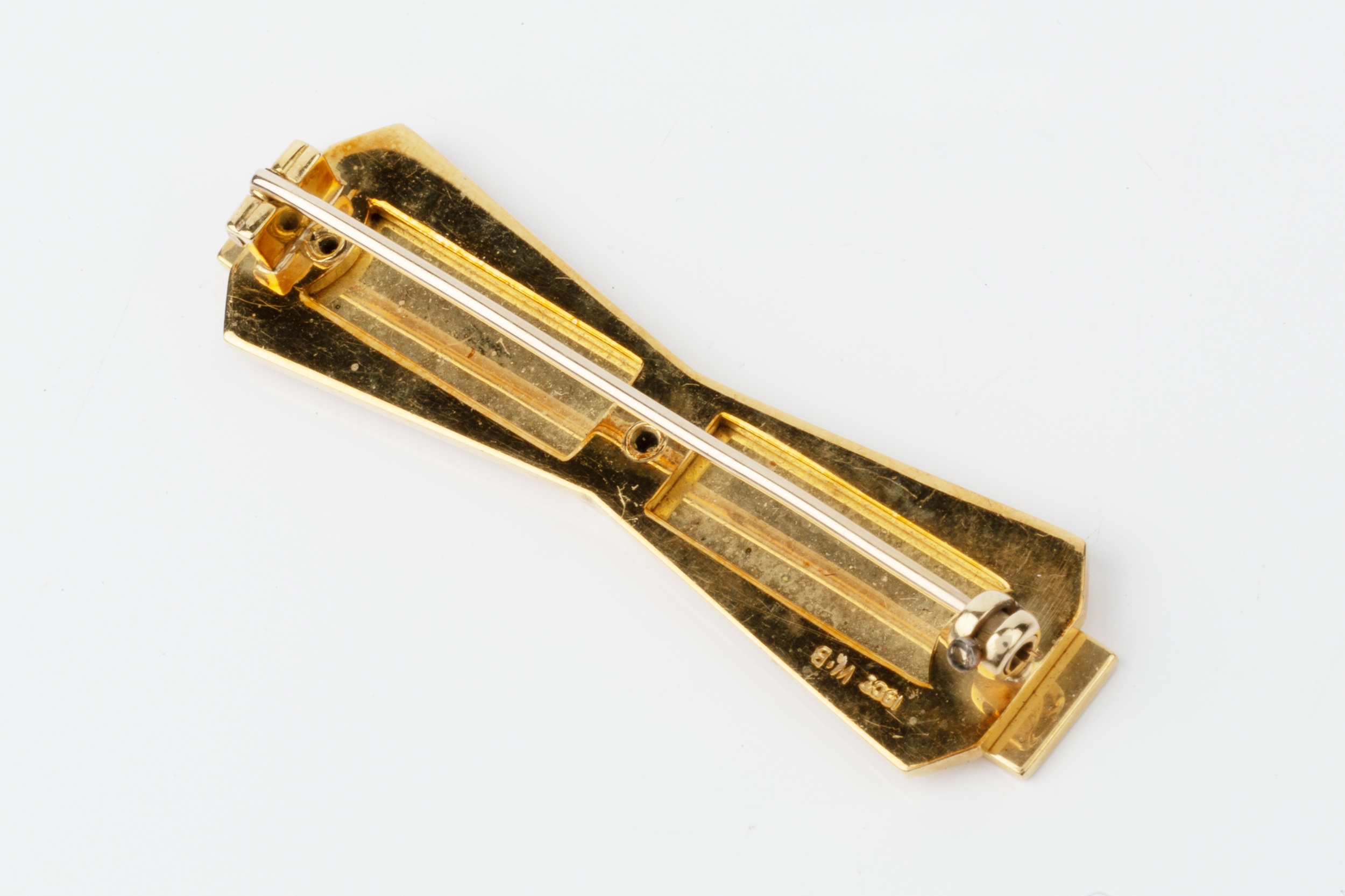 An 18ct yellow gold bar brooch, of angular design, with inset blue enamel name 'G. Drexler', stamped - Image 3 of 3