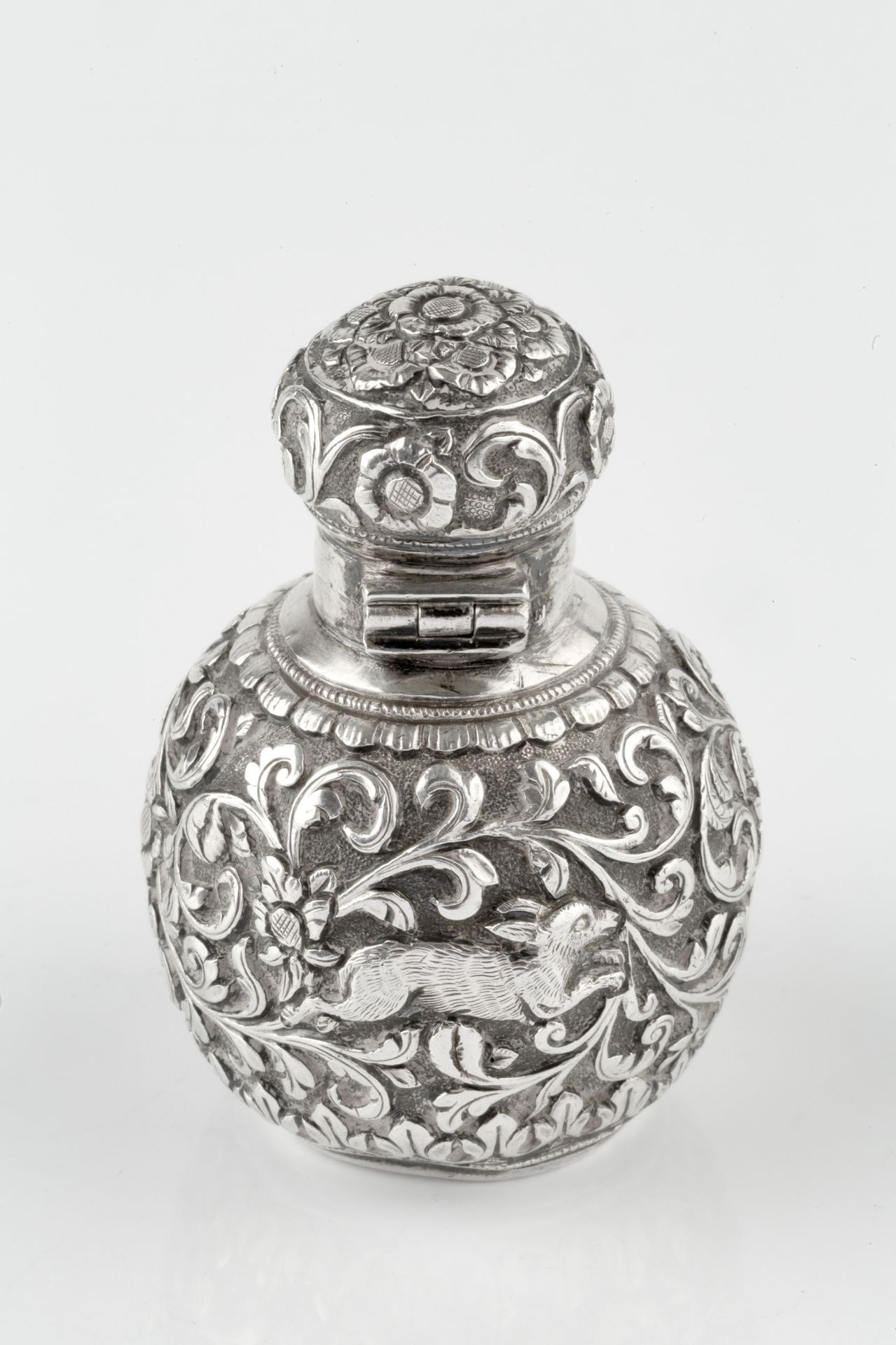 A late 19th century Anglo-Indian silver scent bottle, of globular form, embossed and engraved with a - Bild 4 aus 4