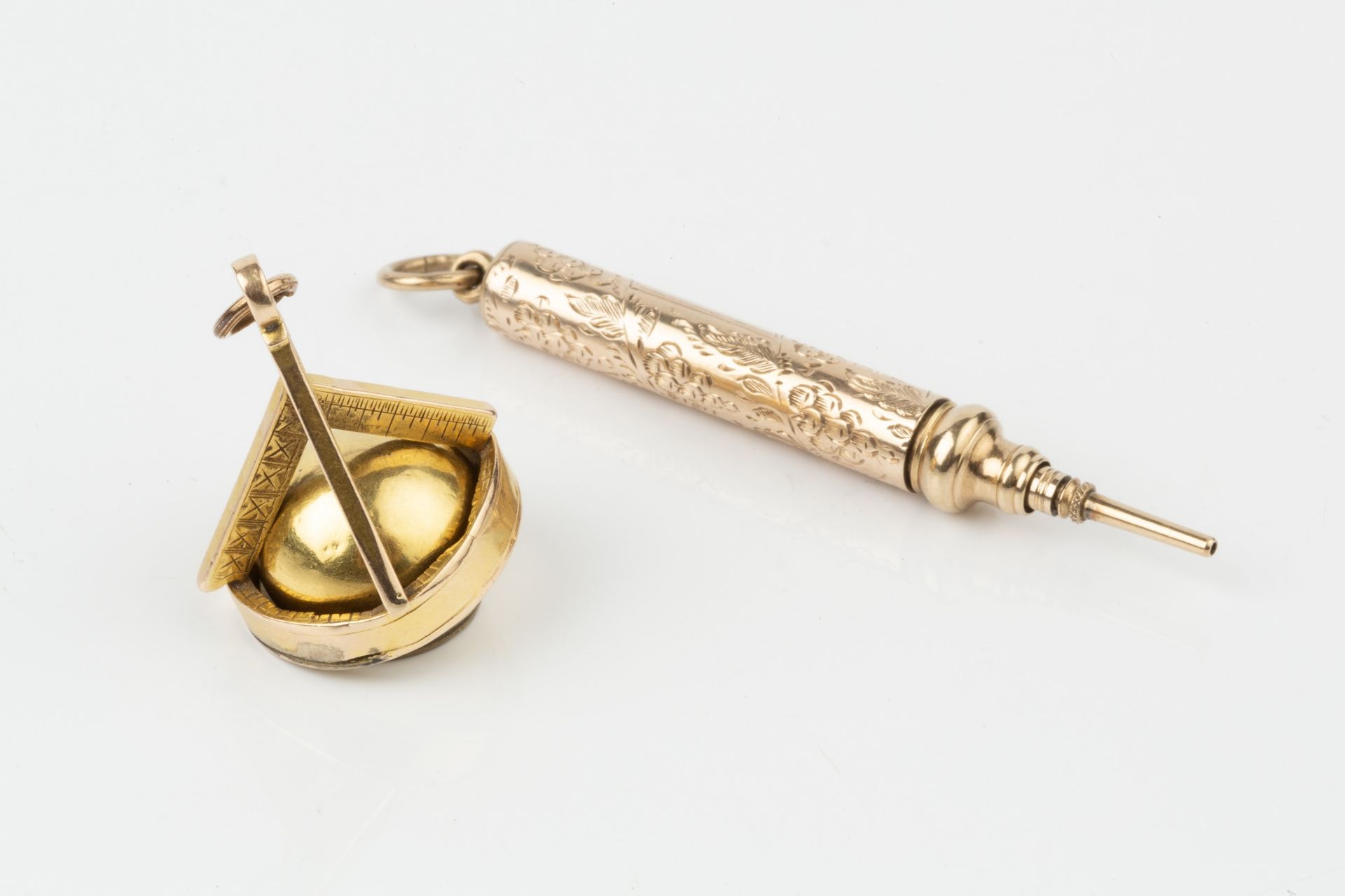 A gilt metal Masonic novelty fob compass, gimbal mounted below a pair of compasses, and having - Bild 2 aus 2