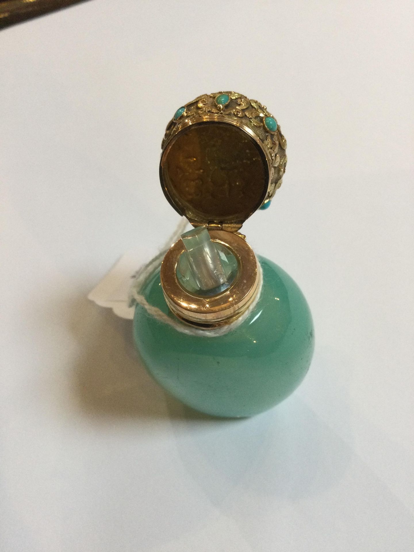 A 19th century French gold mounted opaline glass scent bottle, the turquoise glass body of ovoid - Bild 5 aus 11