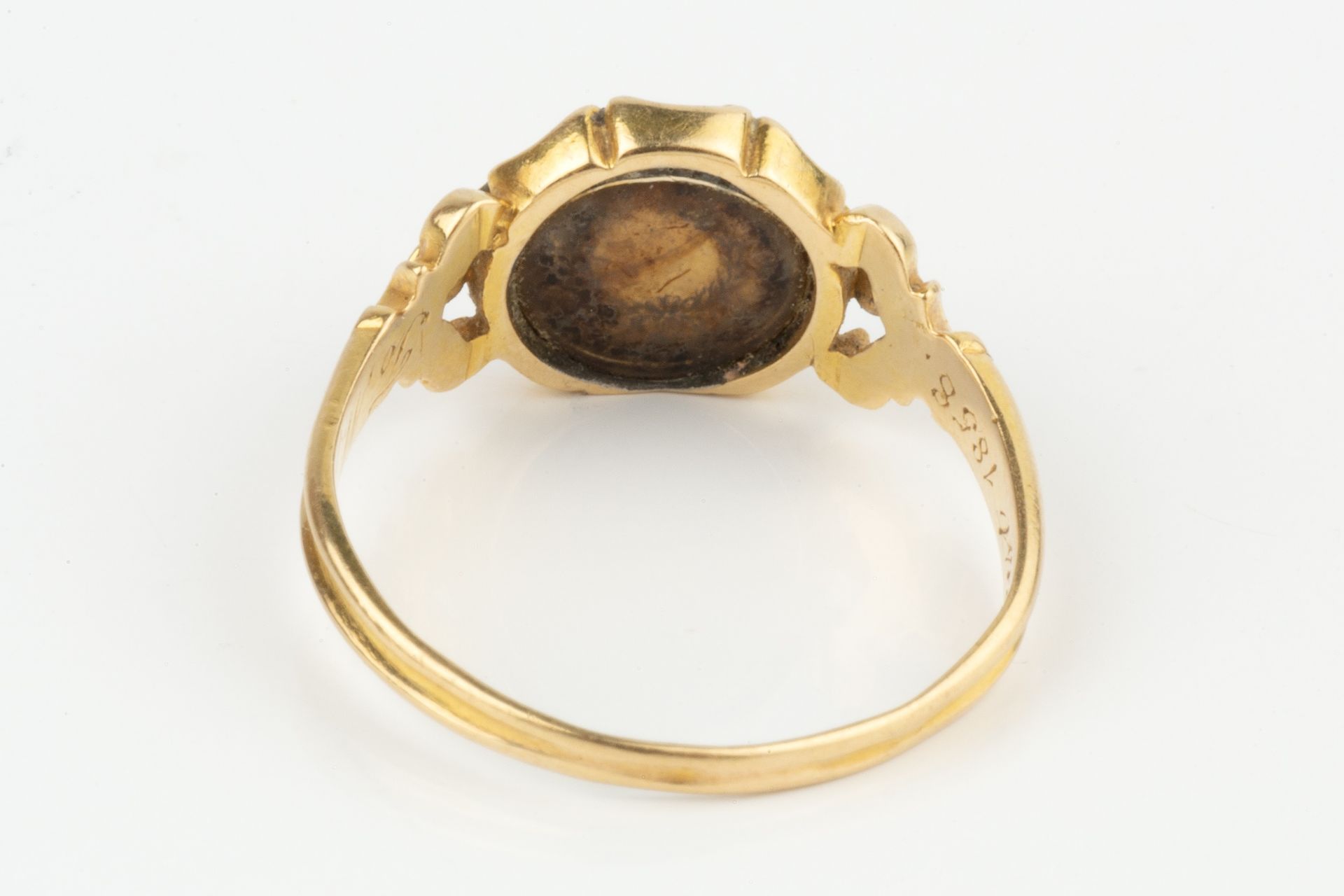 A 19th century gold memorial ring, having glazed relief portrait, possibly depicting the Duke of - Bild 2 aus 3