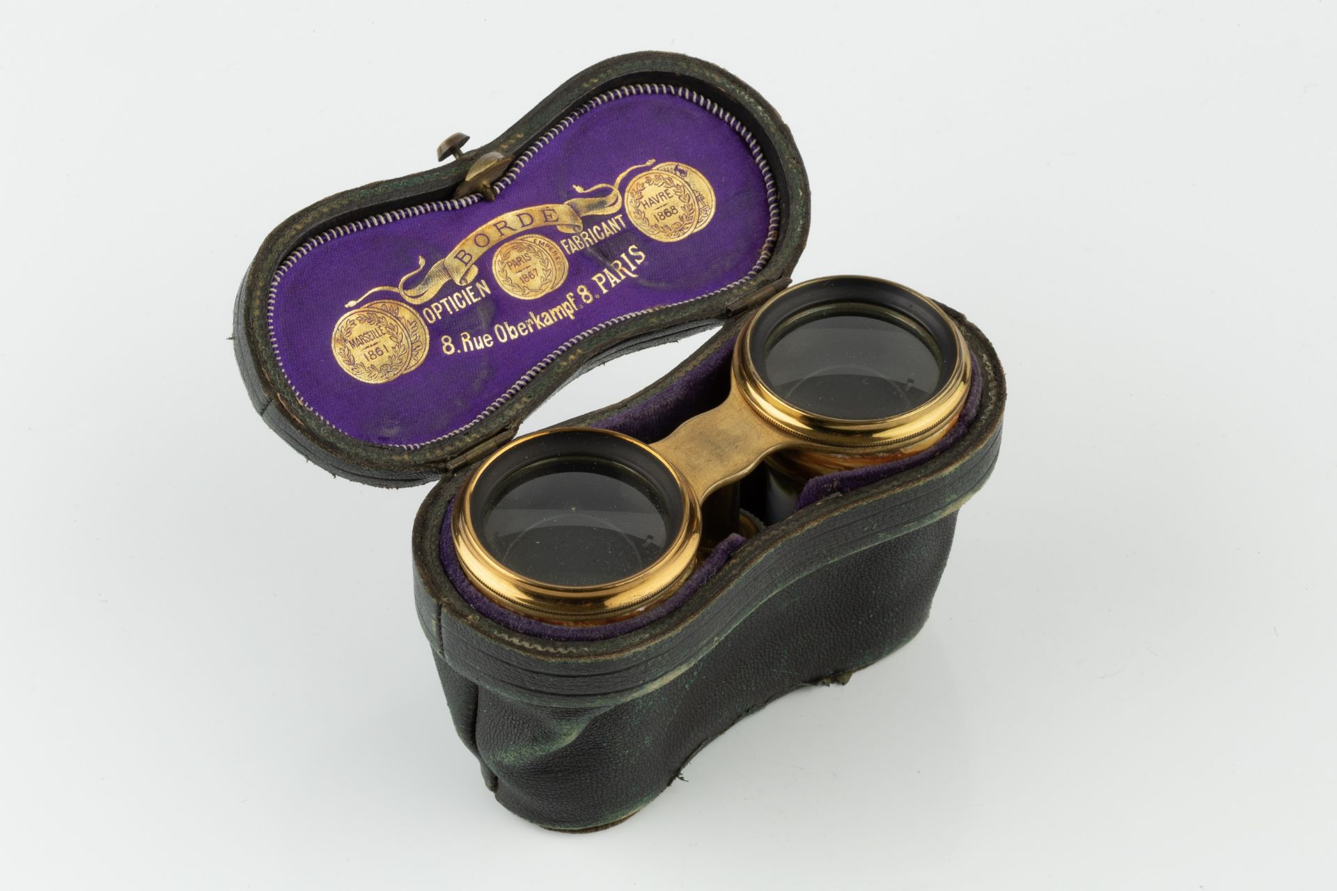 A pair of late 19th century French gilt metal, mother o'pearl and enamel opera glasses, painted with - Bild 3 aus 3