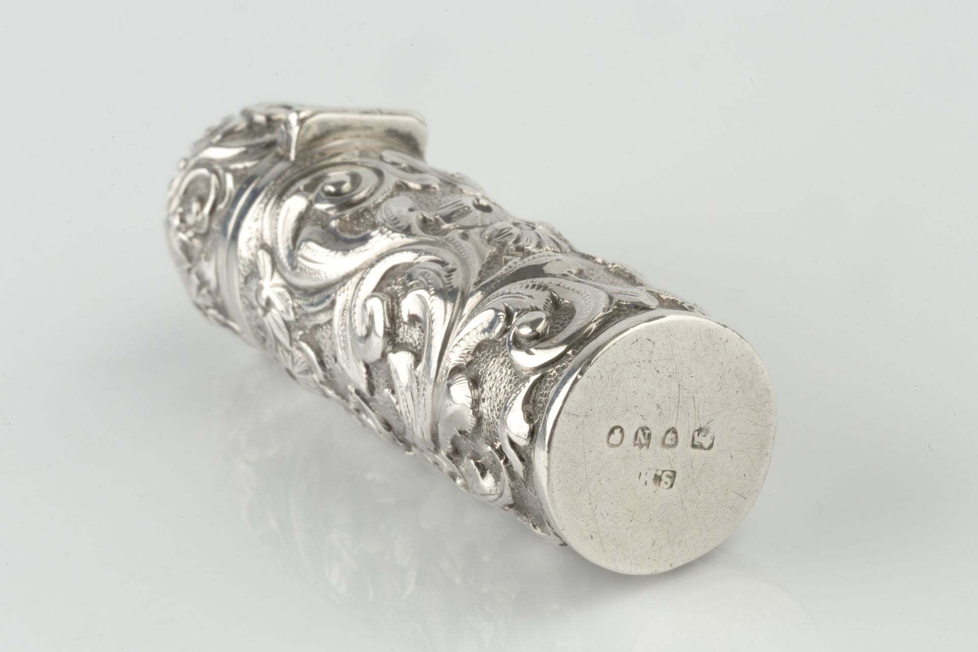 A late Victorian silver cylindrical scent bottle, embossed and engraved with stylised scrolling - Bild 3 aus 4