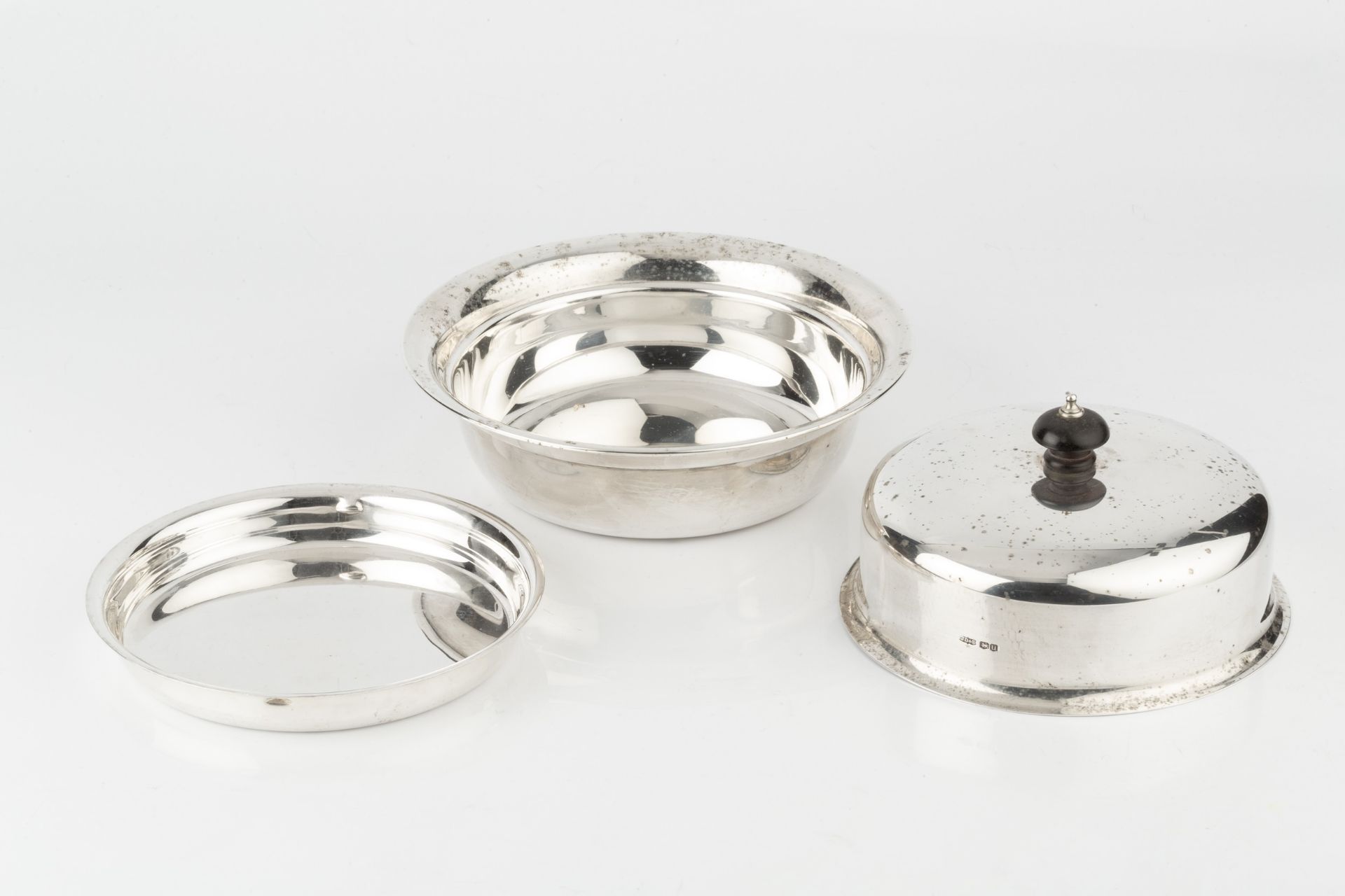 A George VI silver muffin dish and cover, with liner, the cover with ebonised finial by James - Bild 2 aus 2