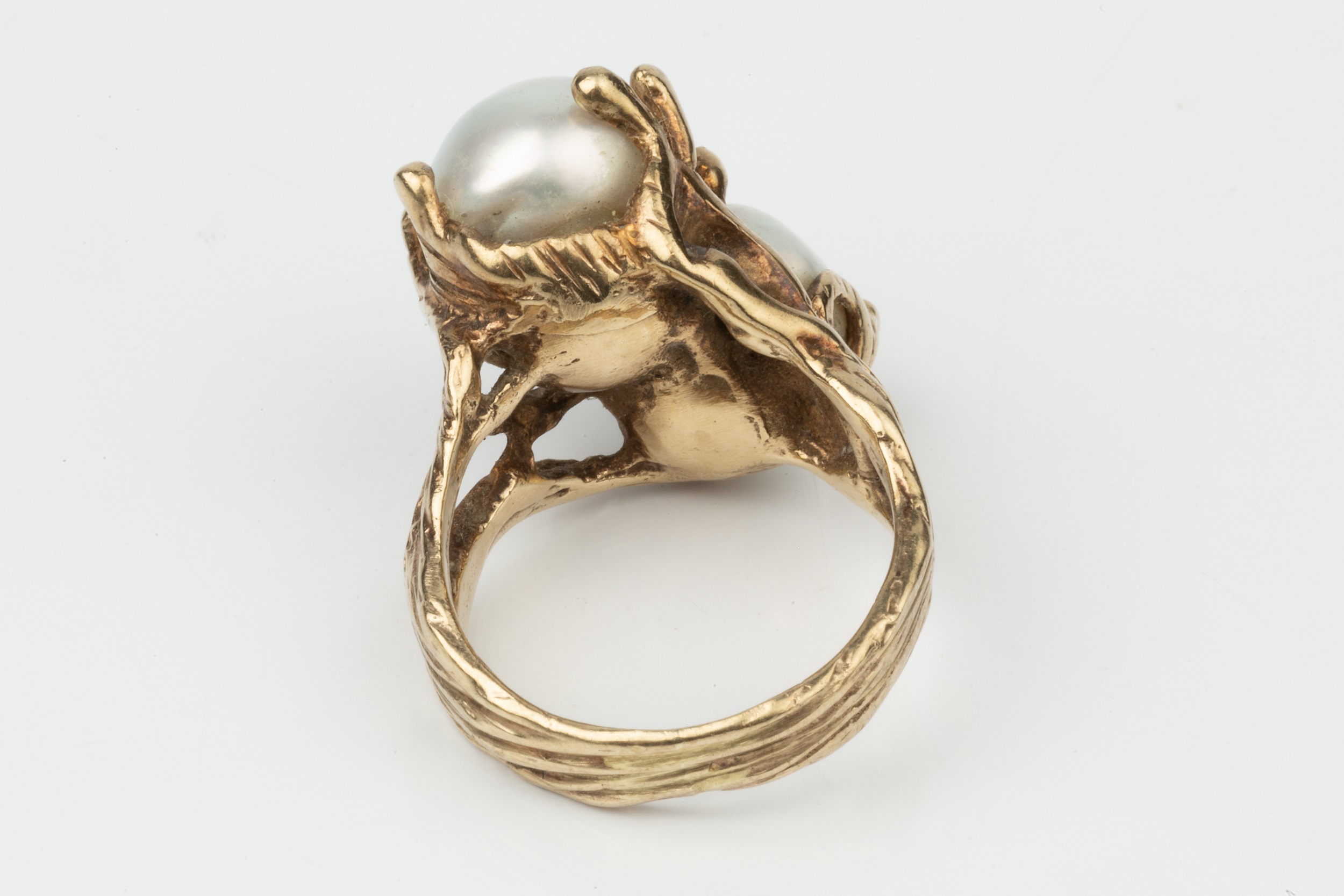 A pearl crossover dress ring, the yellow precious metal mount of textured seaweed form (pearls - Image 2 of 4