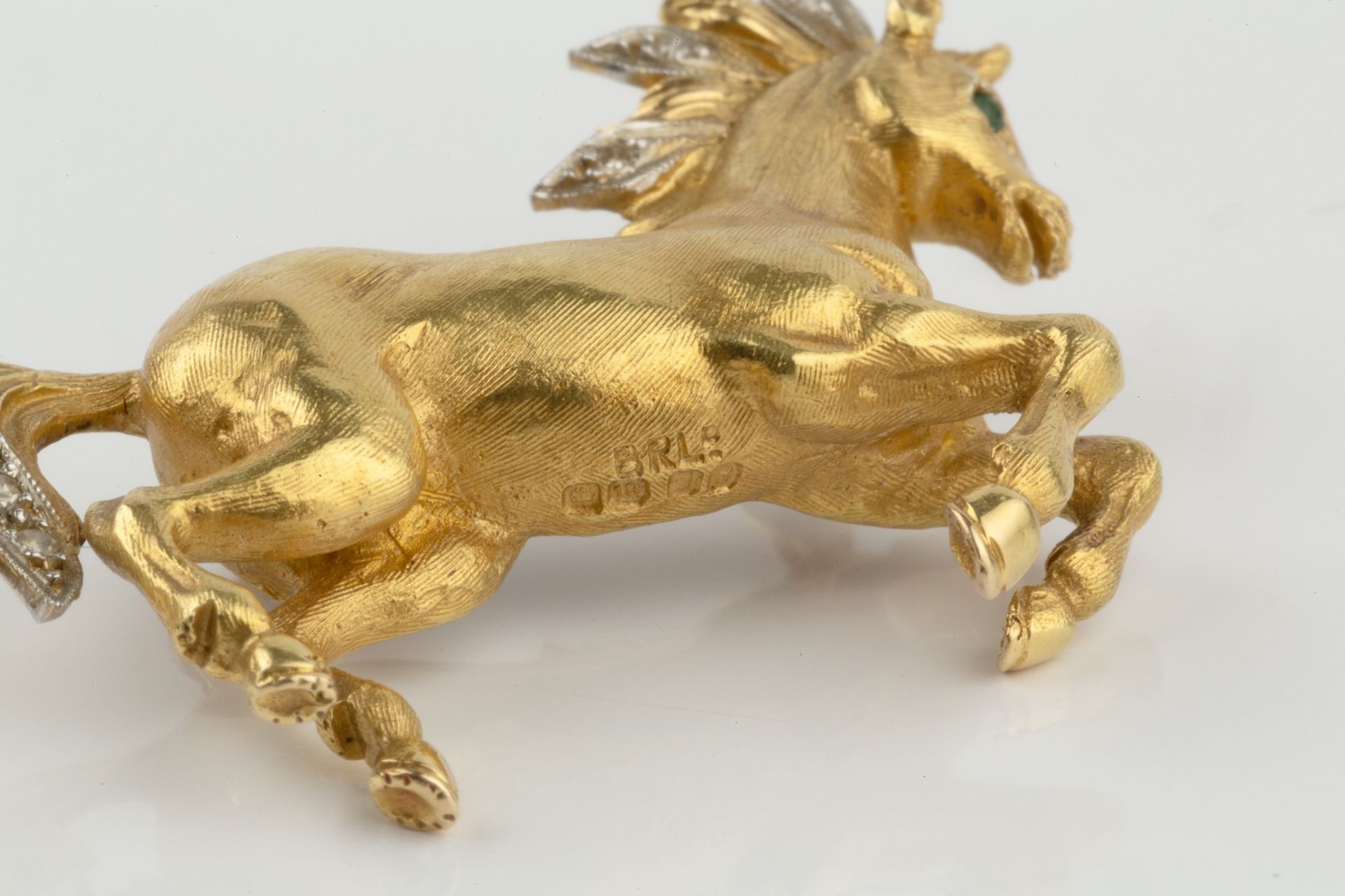 An 18ct gold and diamond set brooch, in the form of a prancing horse, the mane and tail set with - Bild 3 aus 5