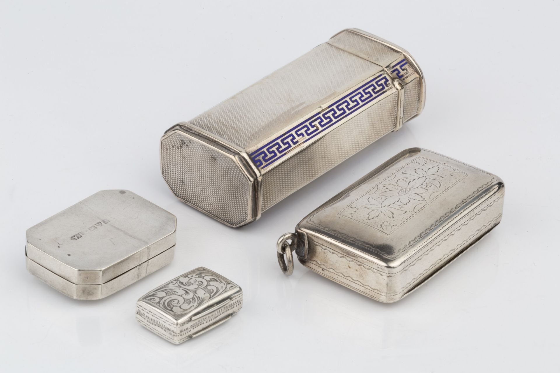 An early Victorian silver rectangular vinaigrette, with engraved decoration, and pierced hinged - Image 2 of 3