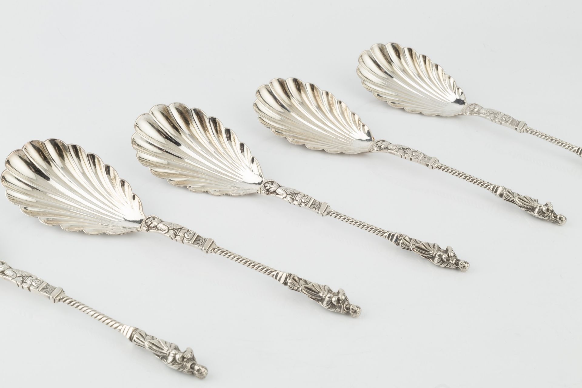A set of six late Victorian silver apostle top serving spoons, with twist stems and scalloped - Bild 2 aus 4