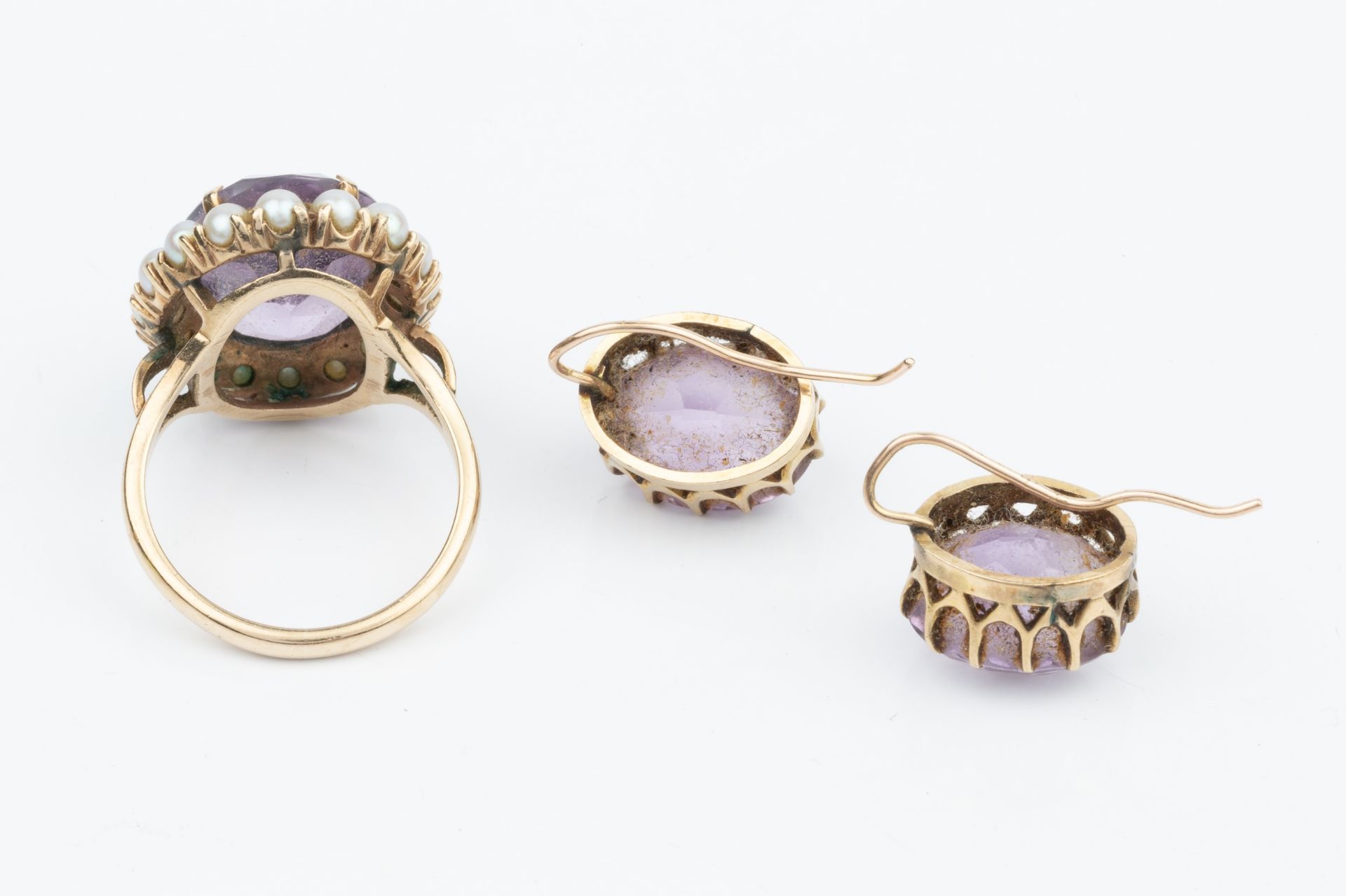 A 9ct gold, amethyst and pearl dress ring, the oval cut amethyst within a border of 16 small half - Bild 2 aus 3