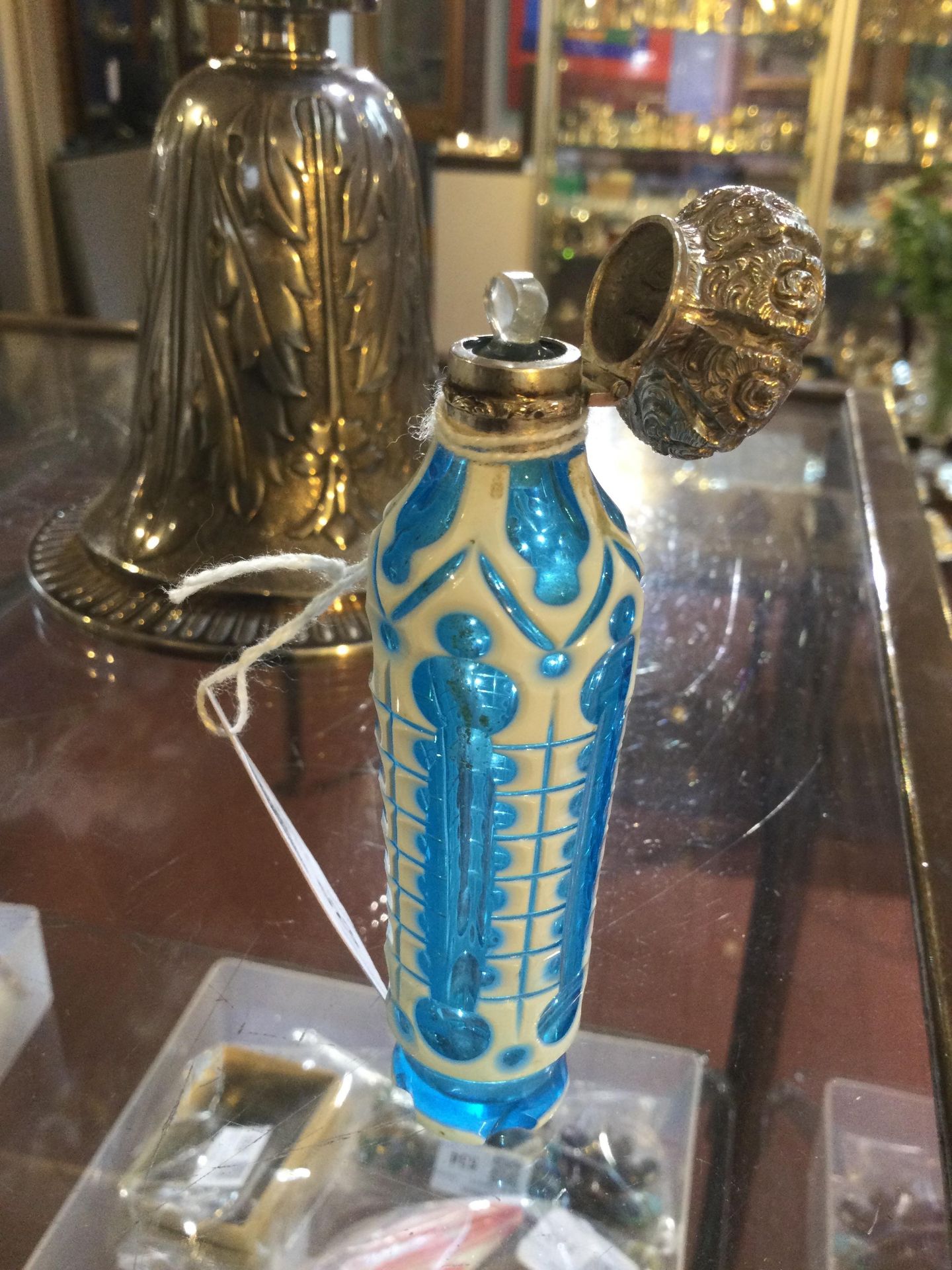 A 19th century Bohemian white overlaid turquoise glass scent bottle, with faceted gothic style - Bild 5 aus 5