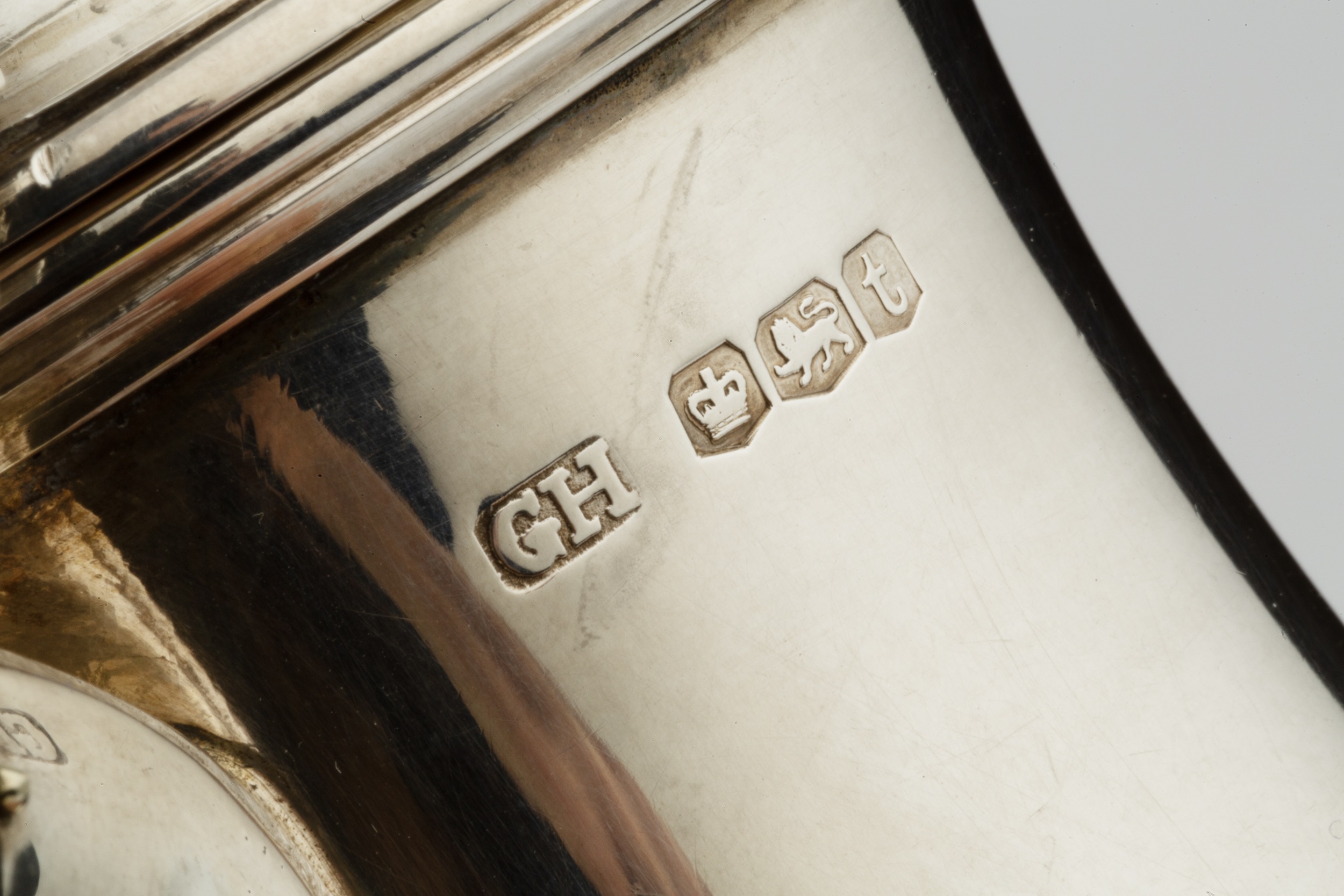 A silver bachelor's coffee pot, of baluster form, with hinged domed cover, scroll and leaf capped - Bild 2 aus 2