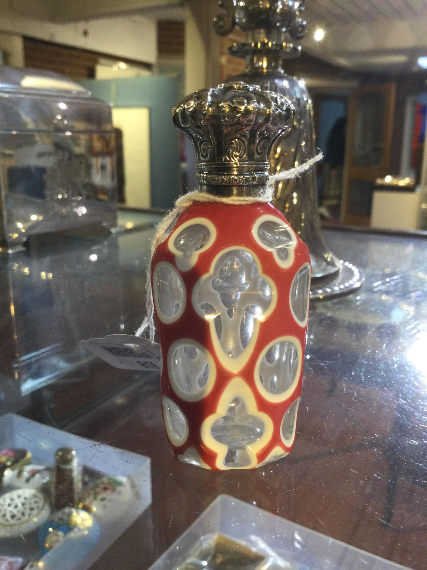 A 19th century Bohemian opaque pink and white overlaid glass scent bottle, the white edged pink - Bild 5 aus 9