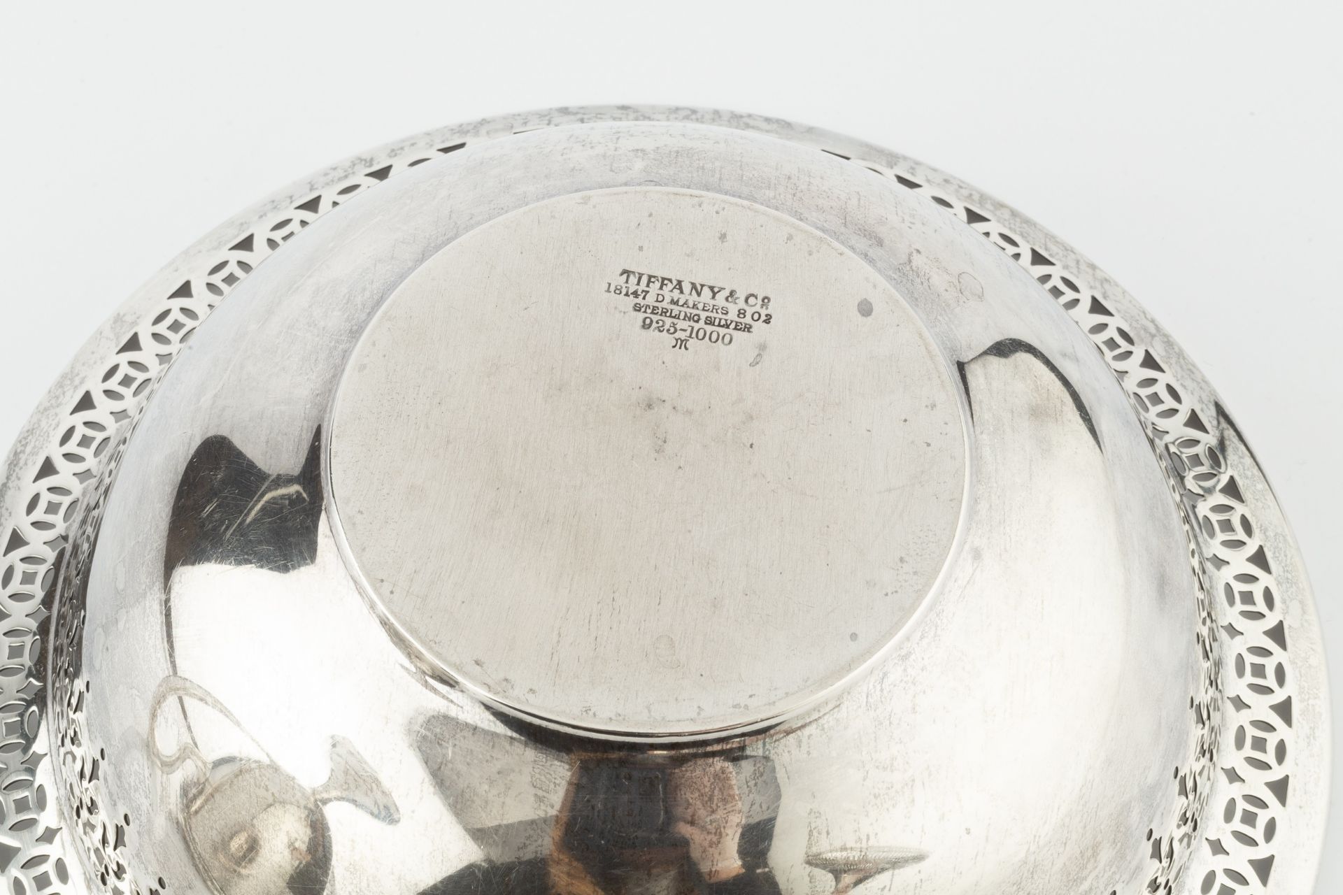 An American silver circular dish by Tiffany, with reeded and pierce-decorated border, stamped - Bild 2 aus 3