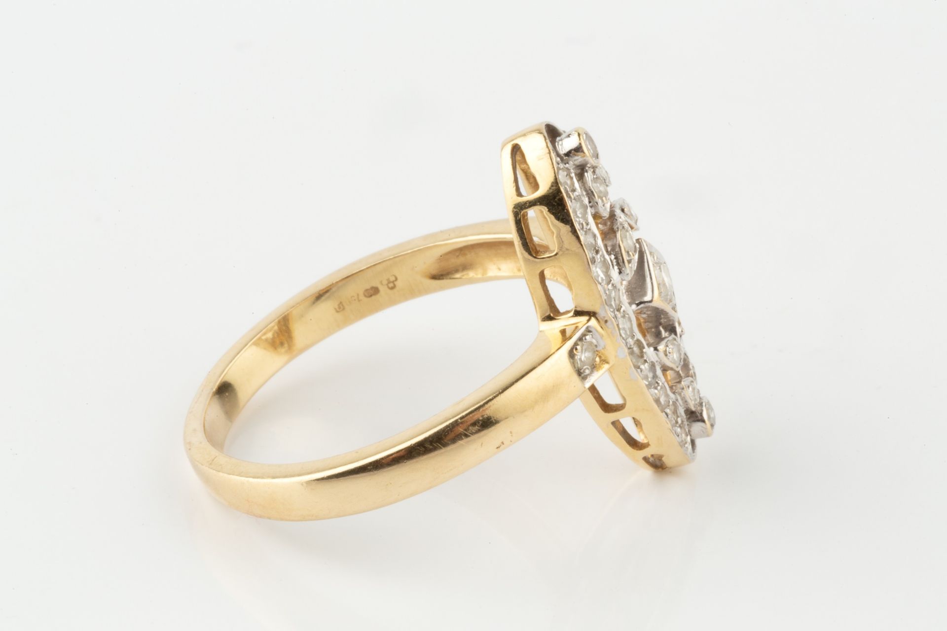 A diamond panel ring, of elongated oval shaped openwork design, centred with a brilliant cut stone - Bild 4 aus 4