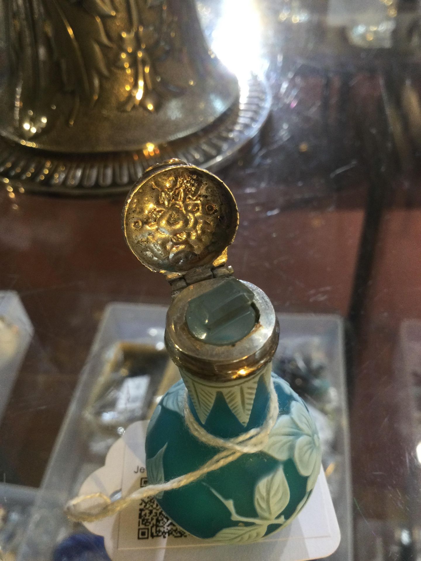 A Victorian Stourbridge cameo glass scent bottle, in the manner of Thomas Webb, the turquoise - Bild 5 aus 6