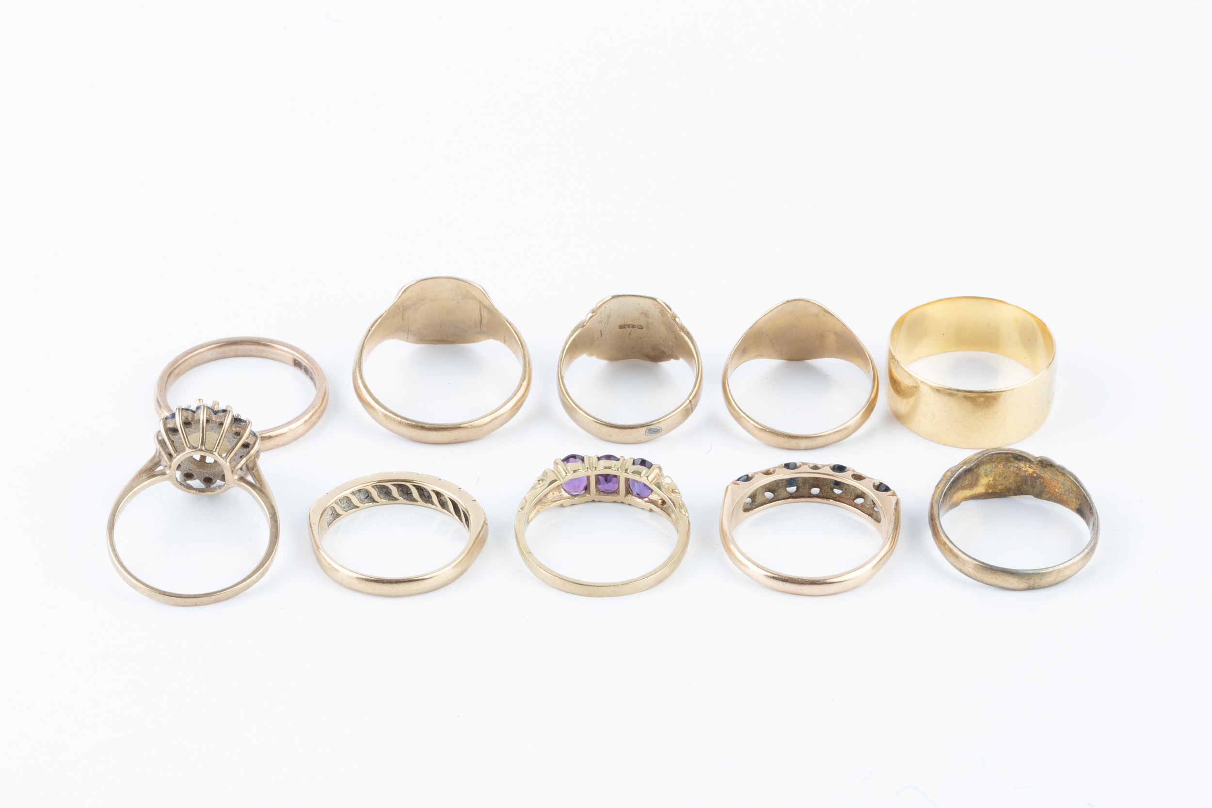 An 18ct gold wedding band, a 9ct gold wedding band, and three 9ct gold signet rings, together with - Bild 2 aus 3