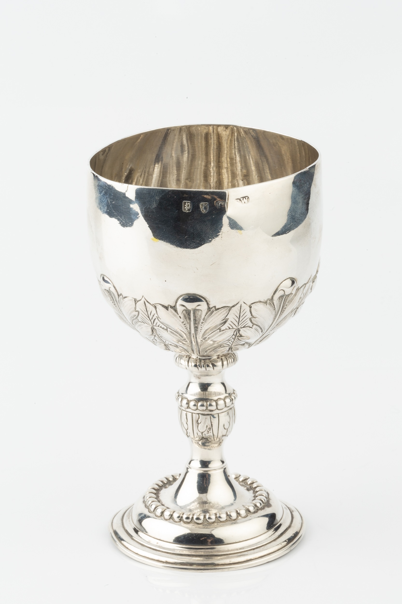 A George III silver goblet, the bowl chased and engraved with stylised leaves, on knopped stem and - Bild 2 aus 3