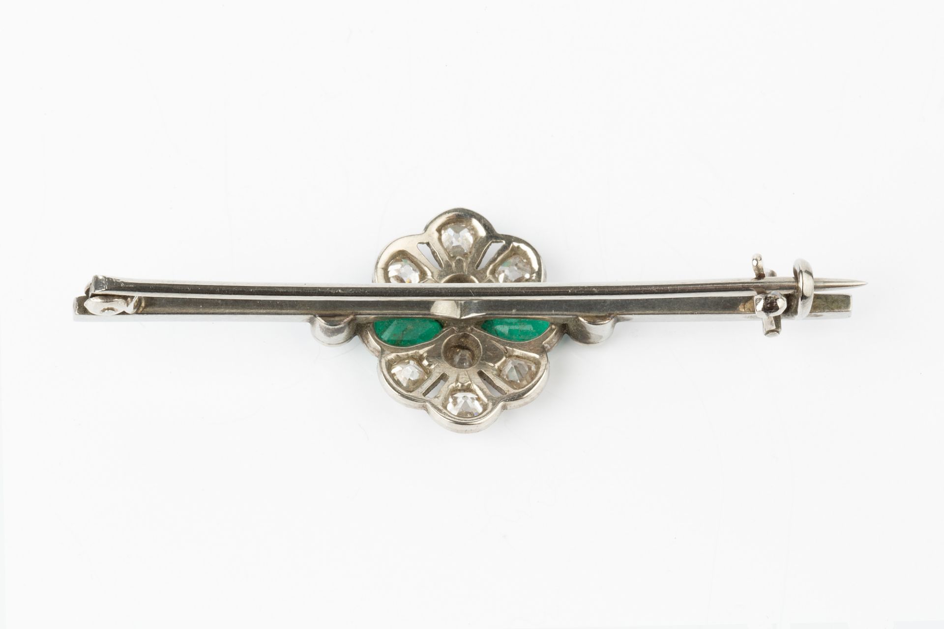 An emerald and diamond cluster bar brooch, the uniform bar centred with a pierced and millegrained - Bild 4 aus 6