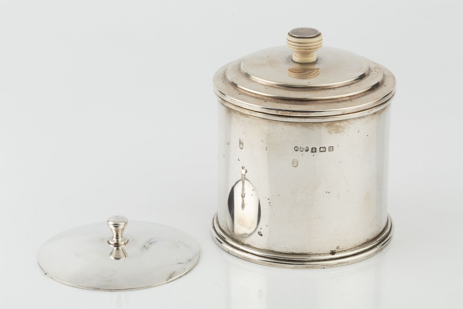 A George V Art Deco silver tobacco jar and cover, of cylindrical form, the stepped cover with turned - Bild 2 aus 2