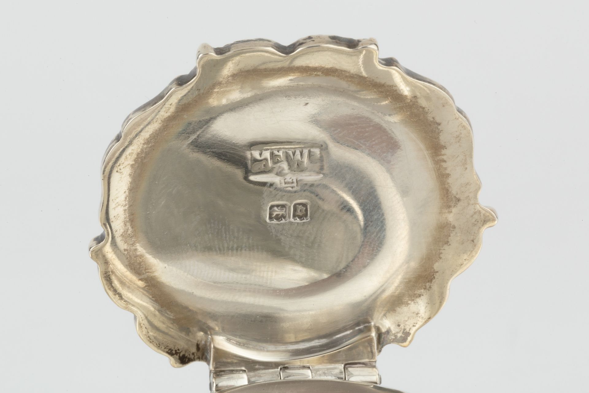 A George V silver inkstand, of shaped rectangular form, fitted with a single square section cut - Bild 4 aus 4