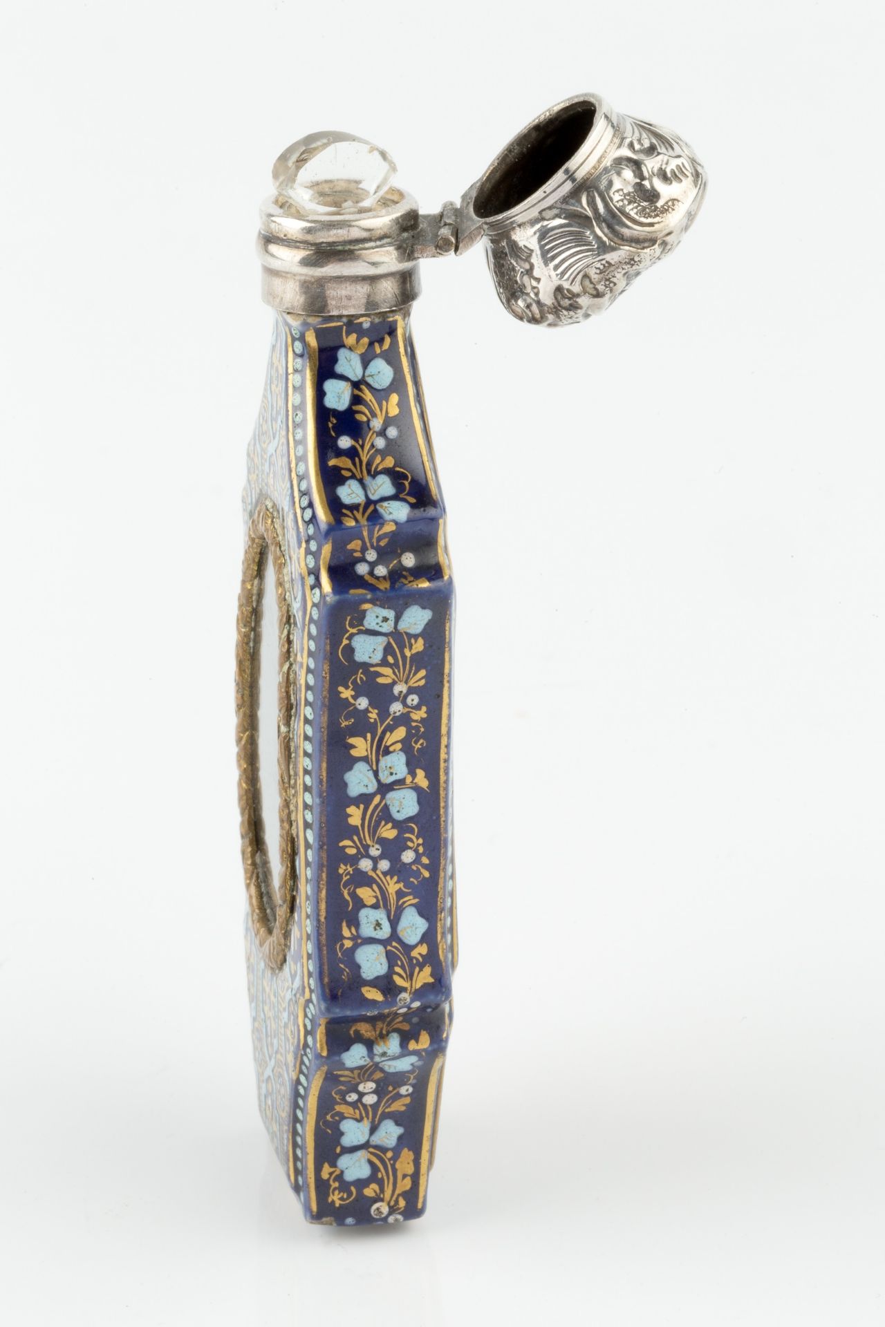 A 19th century French Limoges enamel scent bottle, of shaped and waisted rectangular form, the - Bild 3 aus 3