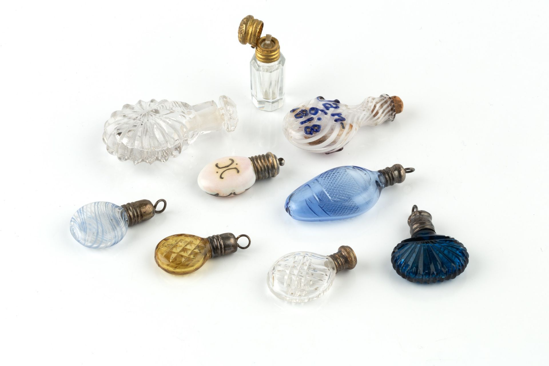 An early 19th century Nailsea glass miniature scent bottle, the white striated body applied to one - Bild 2 aus 2