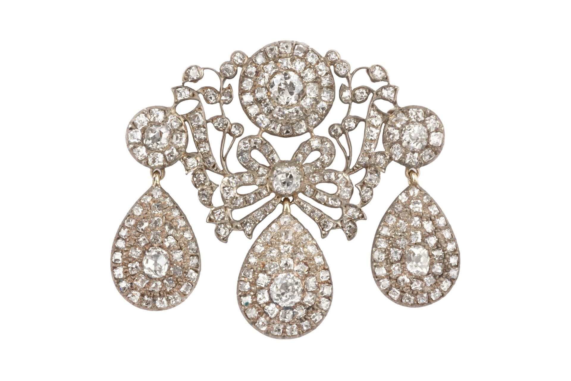 A diamond girandole brooch, formed as a trio of pear-shaped cluster drops suspended from a central - Bild 2 aus 7