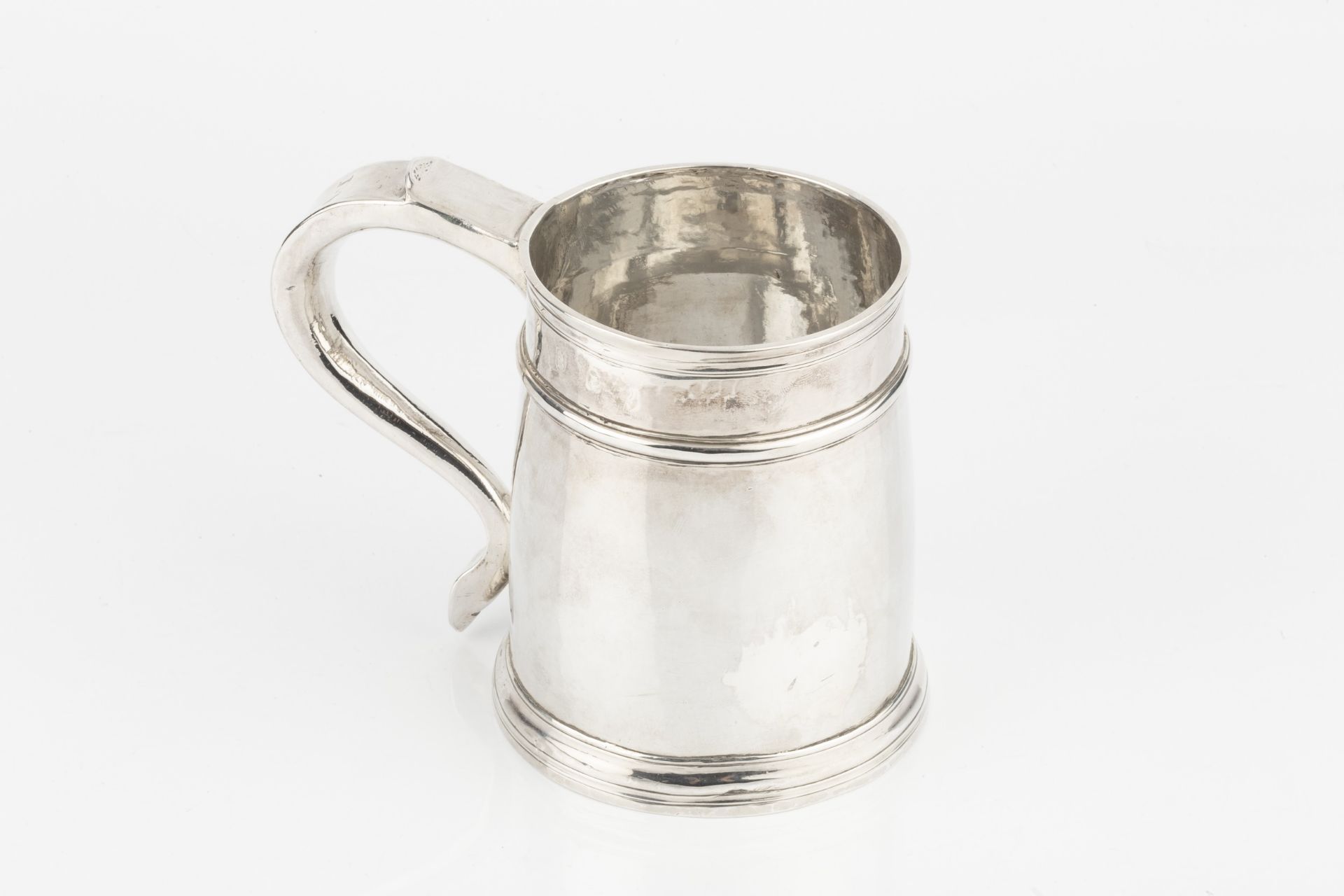 A Queen Anne Britannia standard silver pint mug, with girdled slightly tapering body and scroll - Bild 2 aus 5