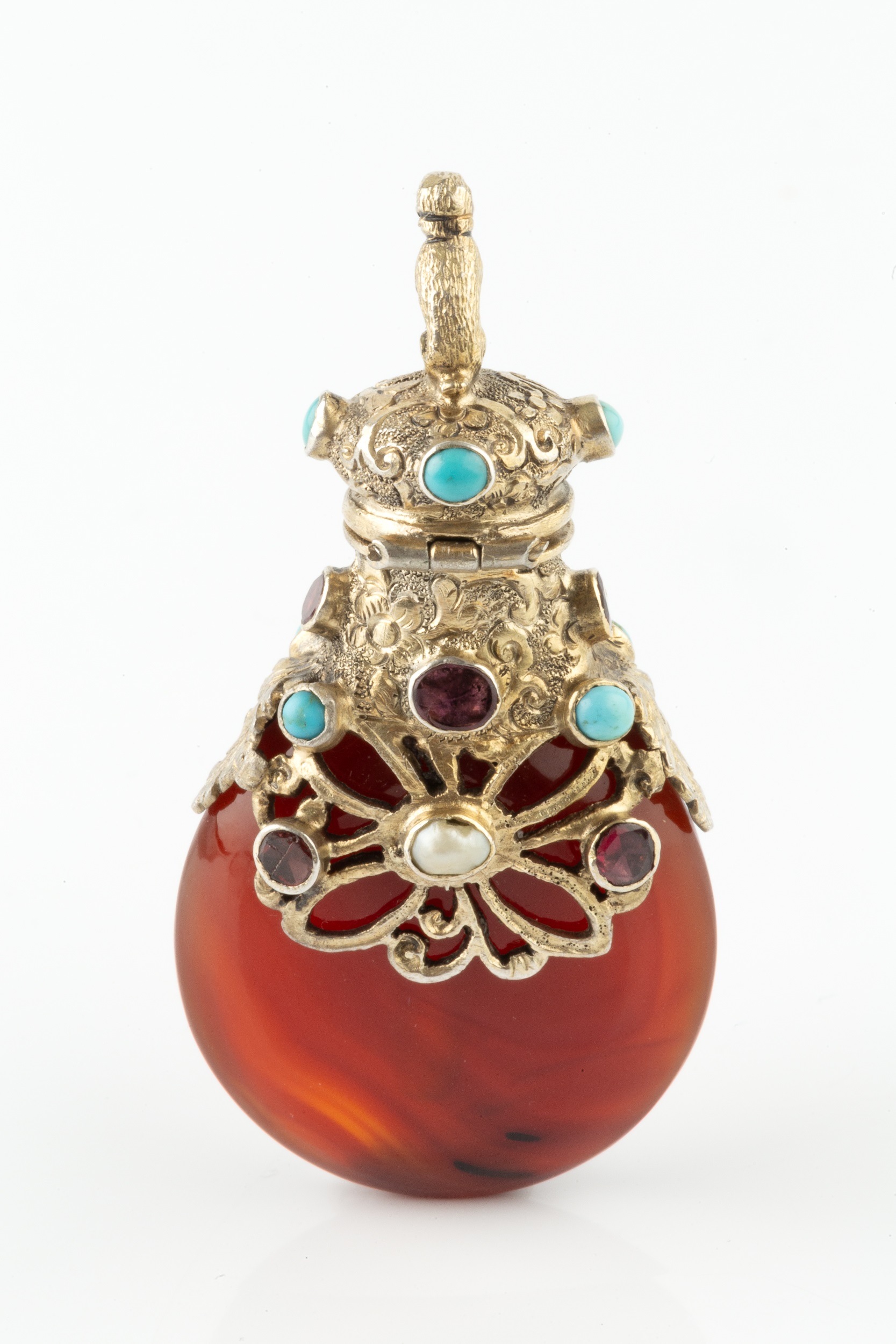 A 19th century silver-gilt mounted agate scent bottle, the pierced and engraved mounts and hinged - Image 2 of 4