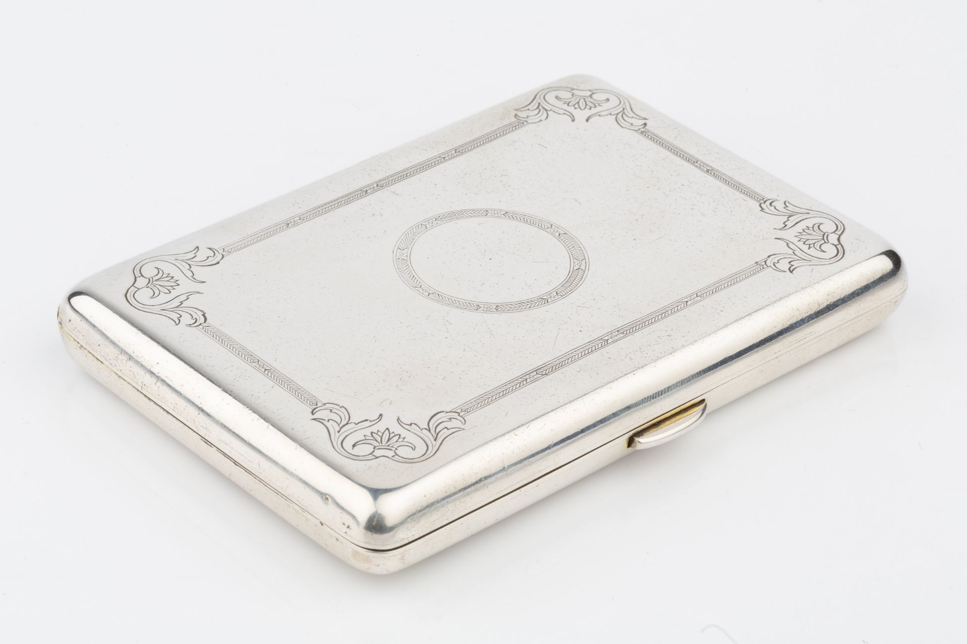 An Edwardian silver rectangular card case, with engraved decoration, rounded corners and sprung - Bild 3 aus 3