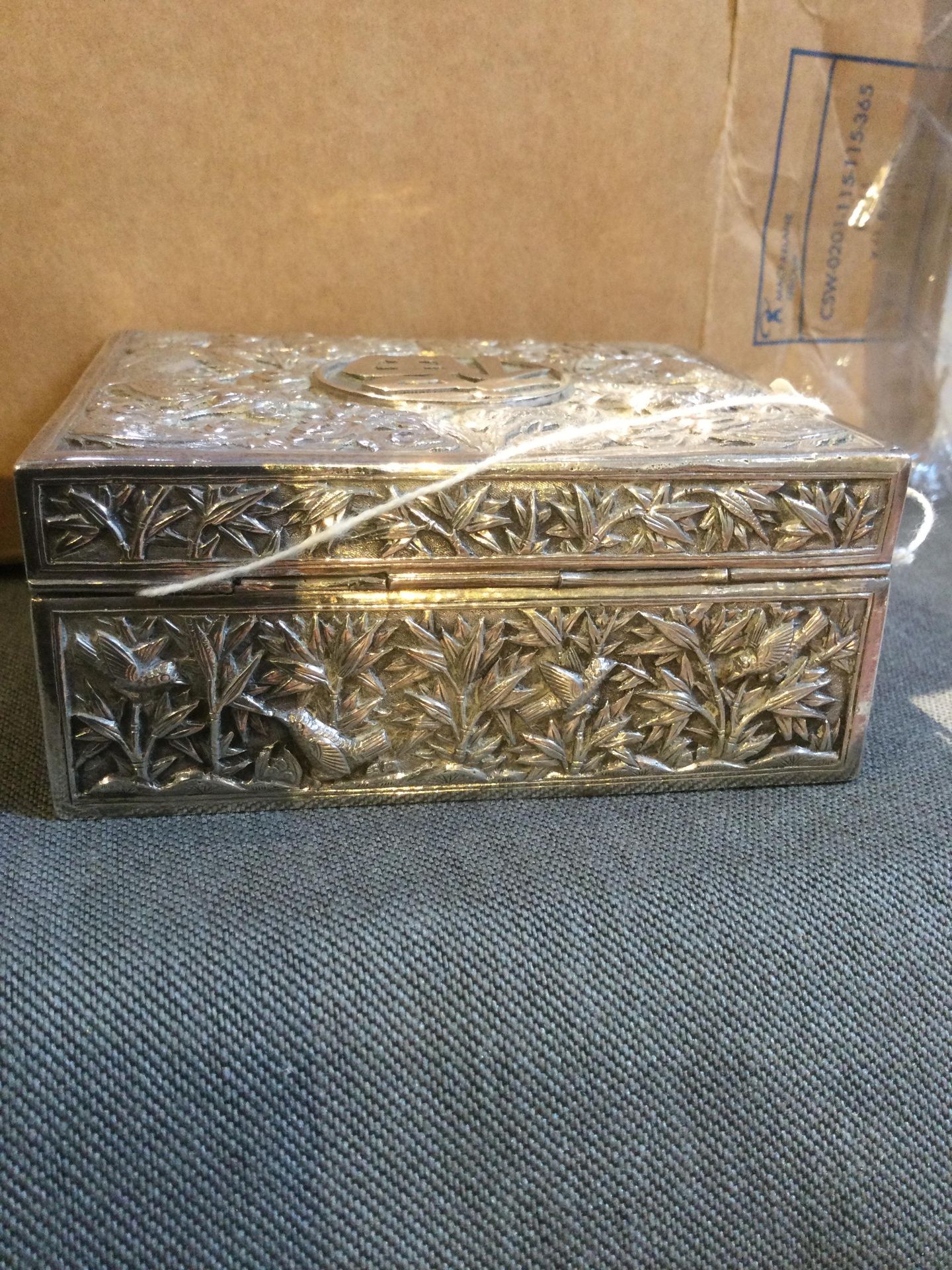 A Chinese silver rectangular box, with hinged cover, embossed and engraved with dragons amidst - Bild 5 aus 10