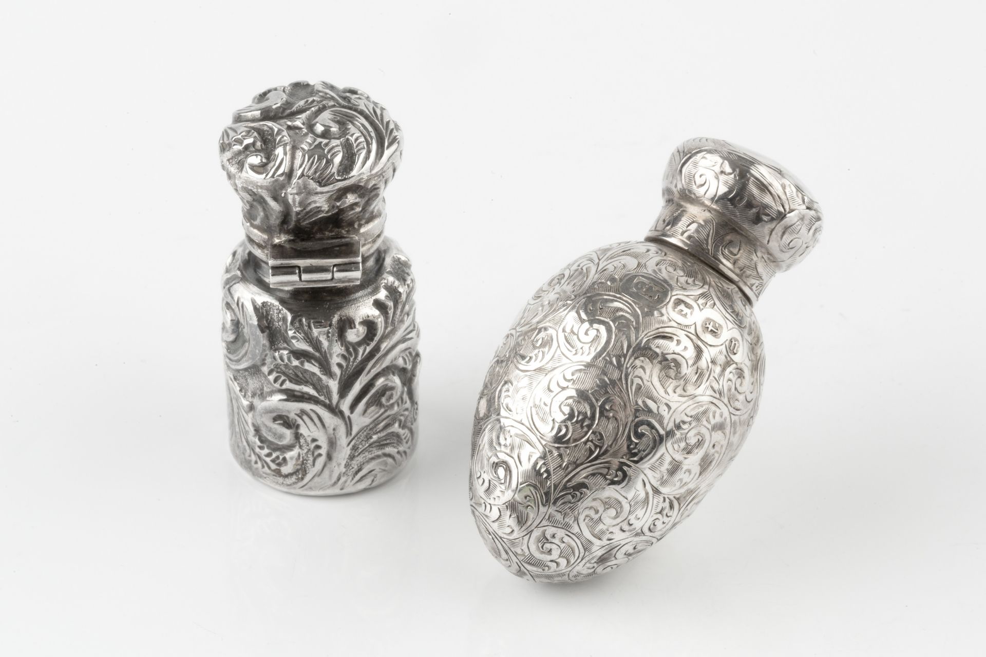 A late Victorian silver small scent bottle, with egg shaped body engraved with scrolling foliage, - Bild 3 aus 3