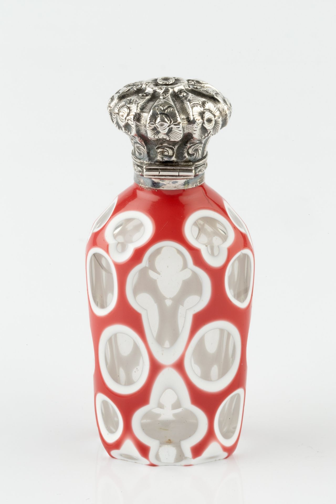 A 19th century Bohemian opaque pink and white overlaid glass scent bottle, the white edged pink - Bild 2 aus 9