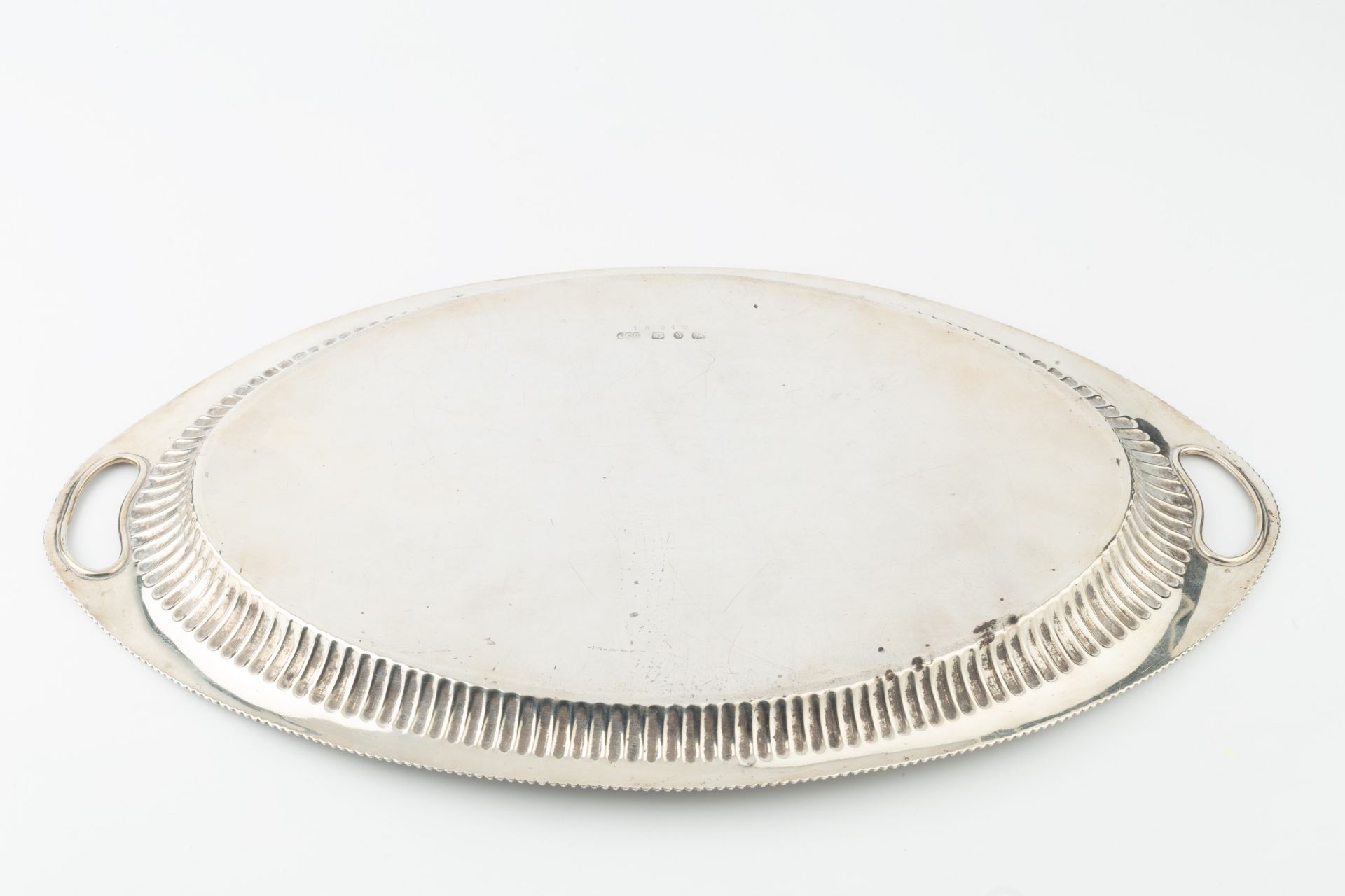 A late Victorian silver oval twin handled tray, with gadrooned and lobed border, and engraved - Bild 3 aus 3