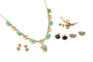 A Chinese 14k gold and jade necklace, set with seven oval jade plaques with oval floral spacers