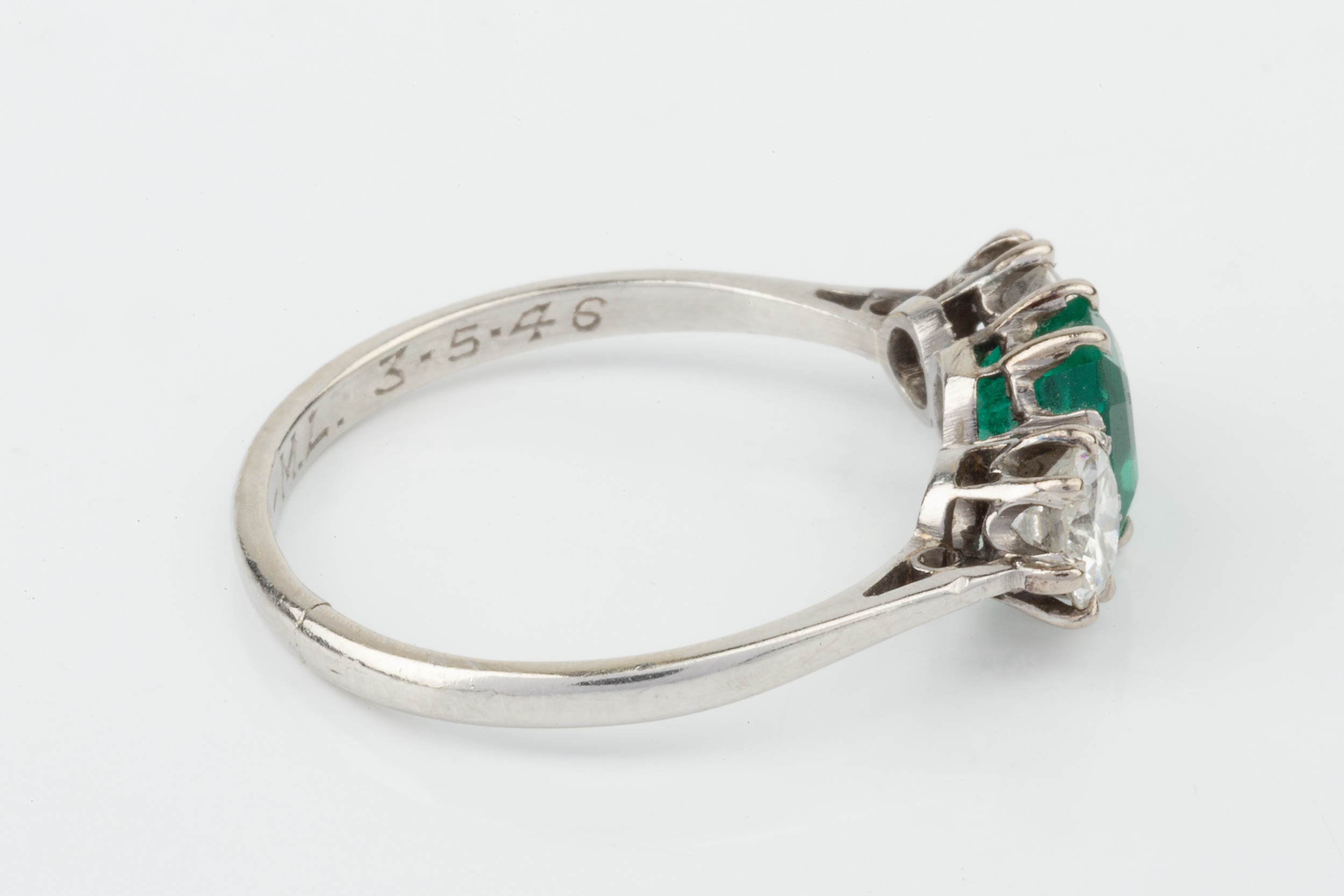 An emerald and diamond three stone ring, the emerald cut centre stone of approx 1.1ct flanked by a - Image 2 of 6