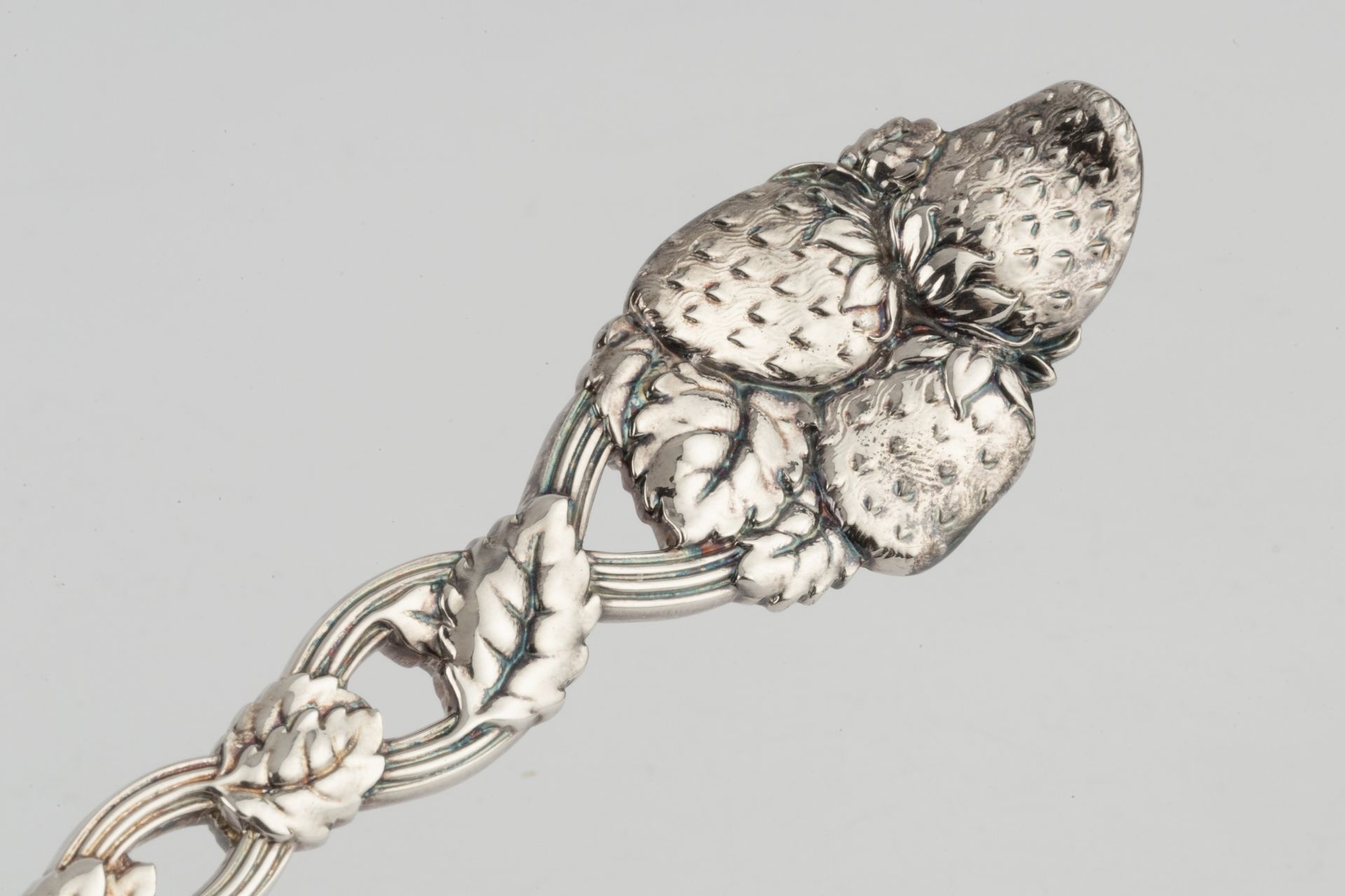 An American silver berry serving spoon by Tiffany, having kidney shaped bowl, and pierced entwined - Image 3 of 4