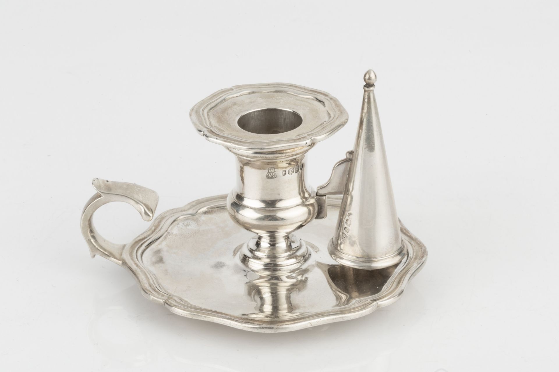 A William IV silver small chamberstick, with shaped borders and conical snuffer by Robert Garrard - Bild 2 aus 2