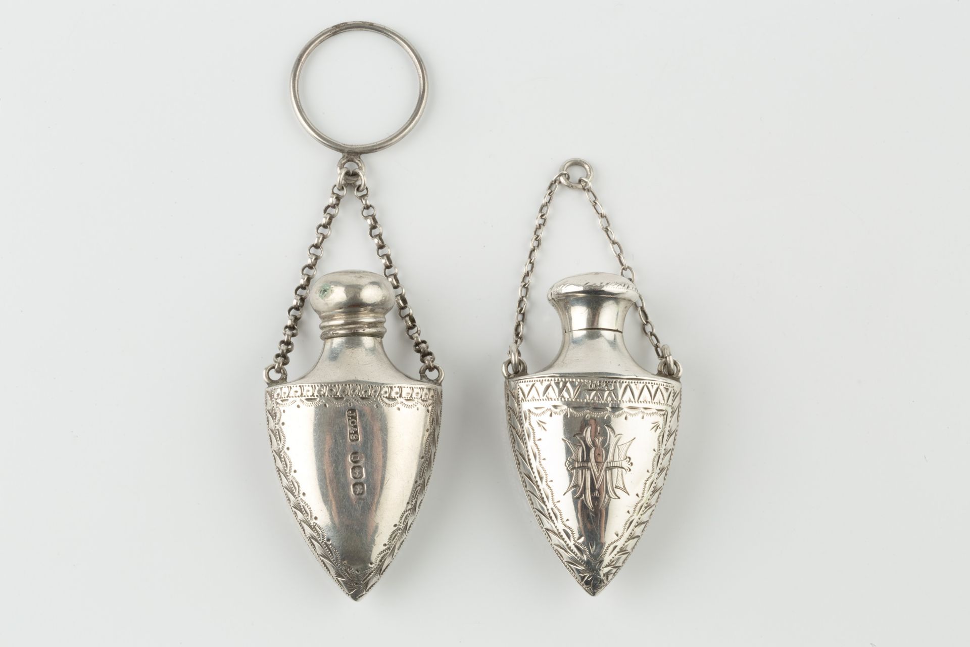 A late Victorian silver and hardstone novelty scent bottle, of amphora vase form, with engraved - Bild 2 aus 2