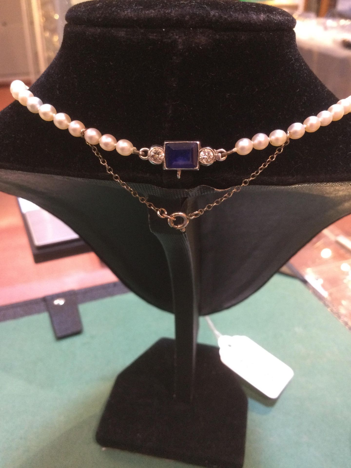 A single strand cultured pearl necklace, having sapphire and diamond set clasp centred with a - Bild 4 aus 6