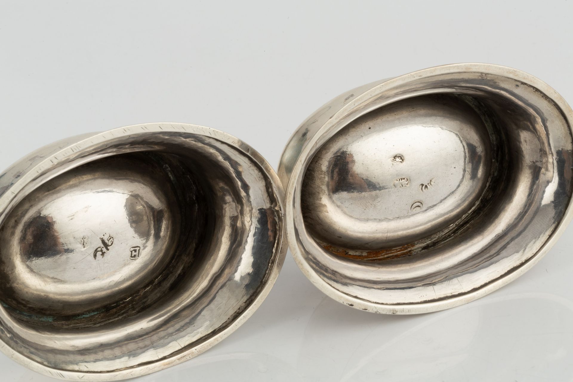 A pair of George I silver Britannia standard silver trencher salts, of plain oval form, maker's - Bild 2 aus 2