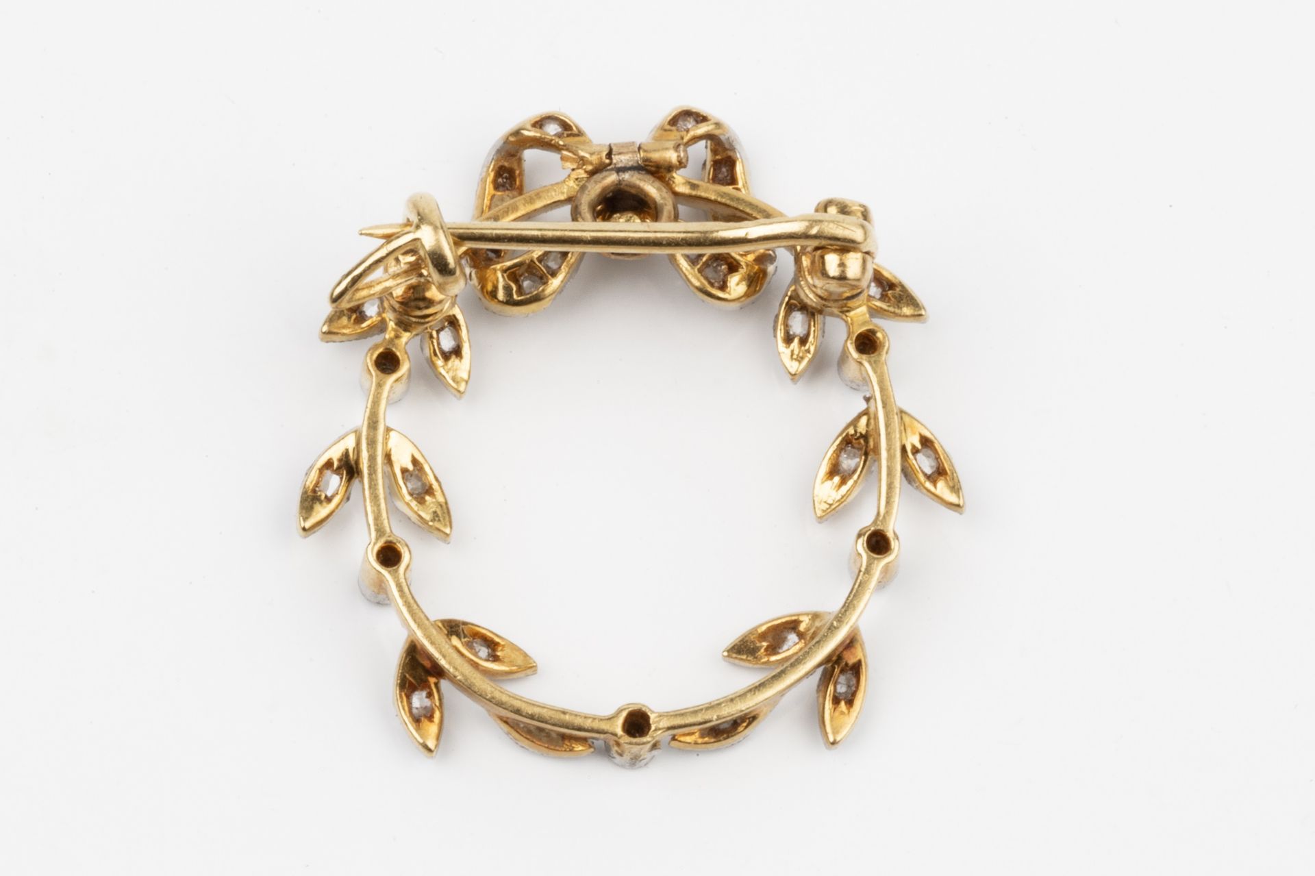 A diamond set wreath brooch, formed of a bow, set with a central millegrain set old mine-cut diamond - Bild 2 aus 2