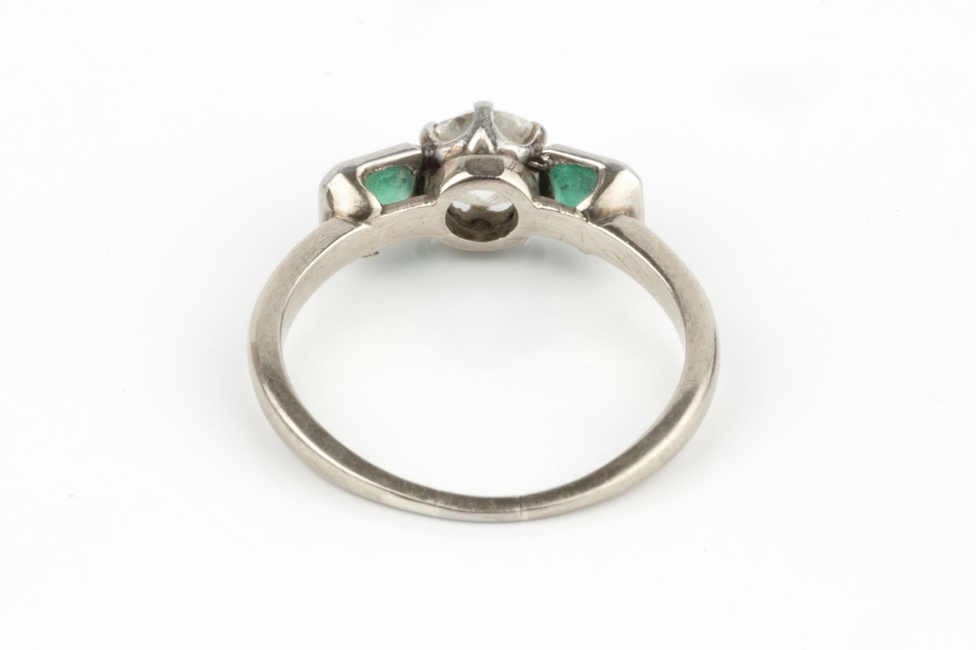 A diamond and emerald three stone ring, the central old-cut diamond in claw setting, between two - Bild 4 aus 4