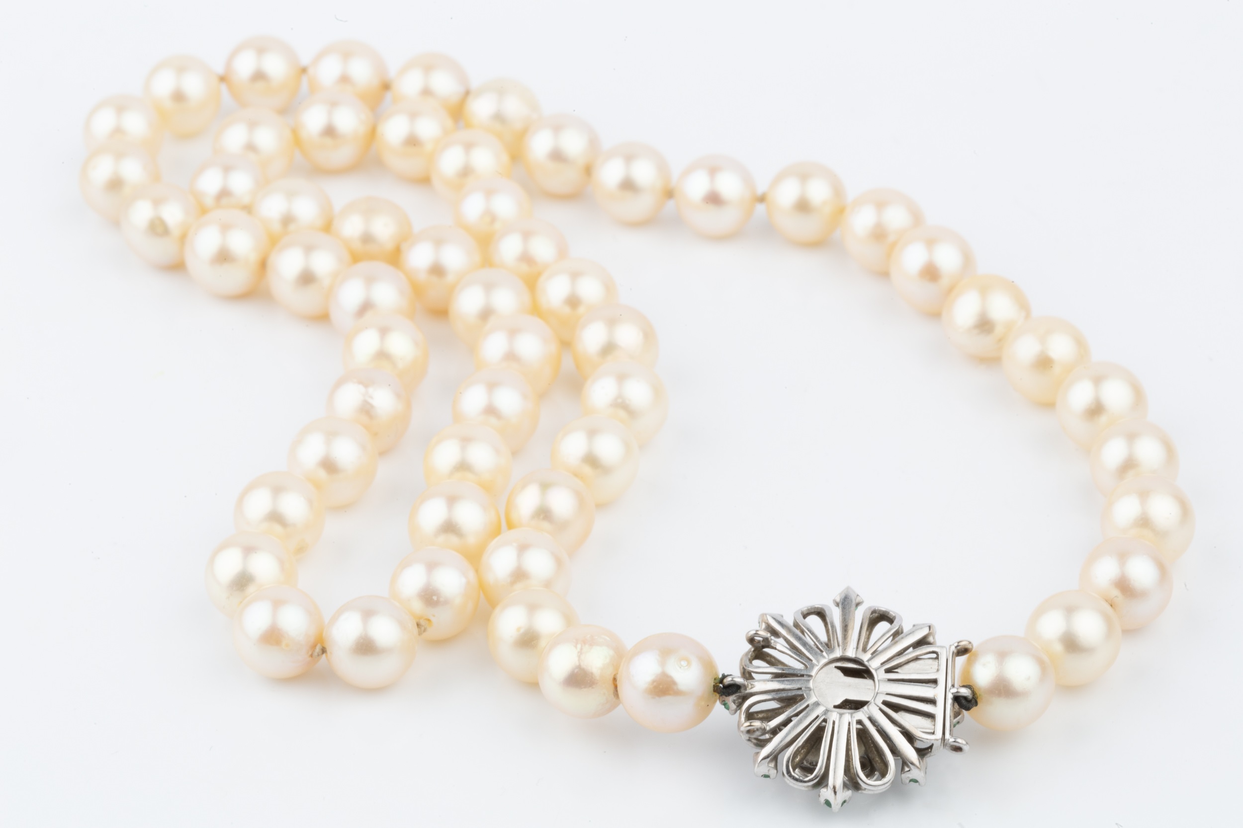 A single strand uniform cultured pearl necklace, with diamond and emerald set white precious metal - Image 2 of 2