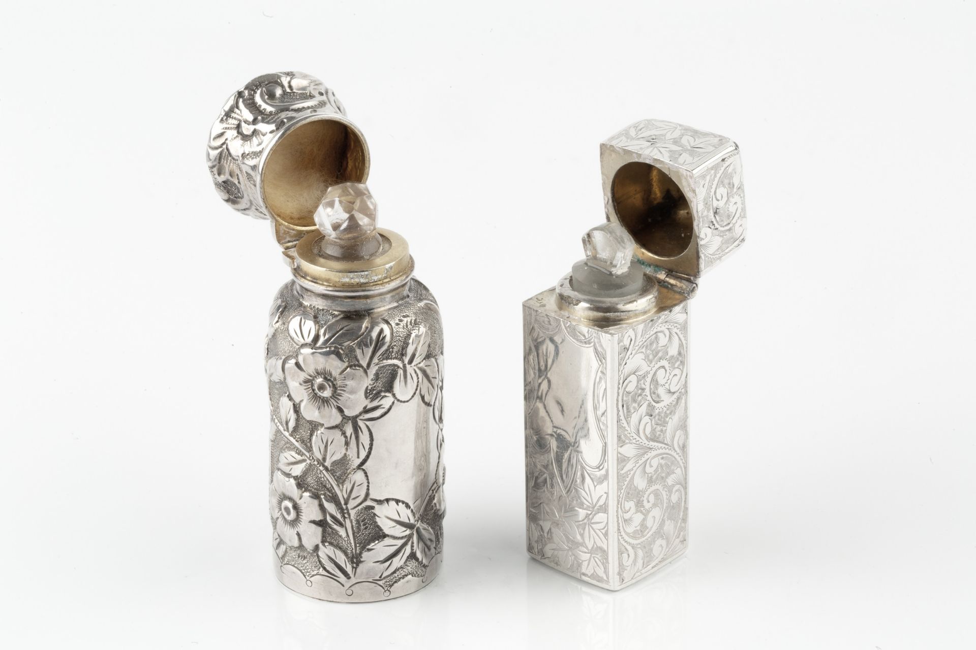A late Victorian silver scent bottle, of cylindrical form with shaped hinged cover, embossed and - Bild 4 aus 4