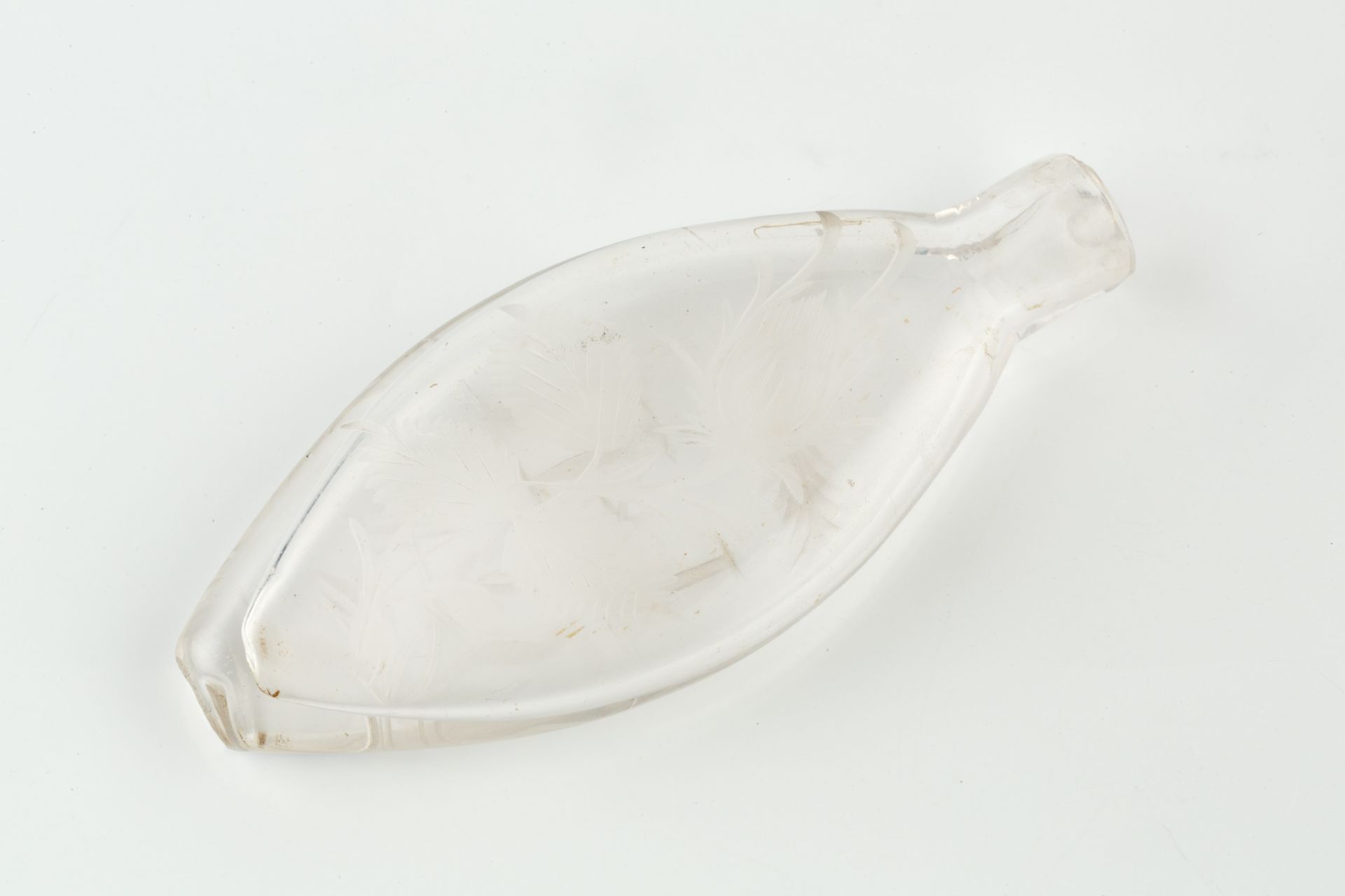 An 18th century Jacobite glass scent bottle, of elongated oval form, engraved to one side with - Bild 2 aus 2