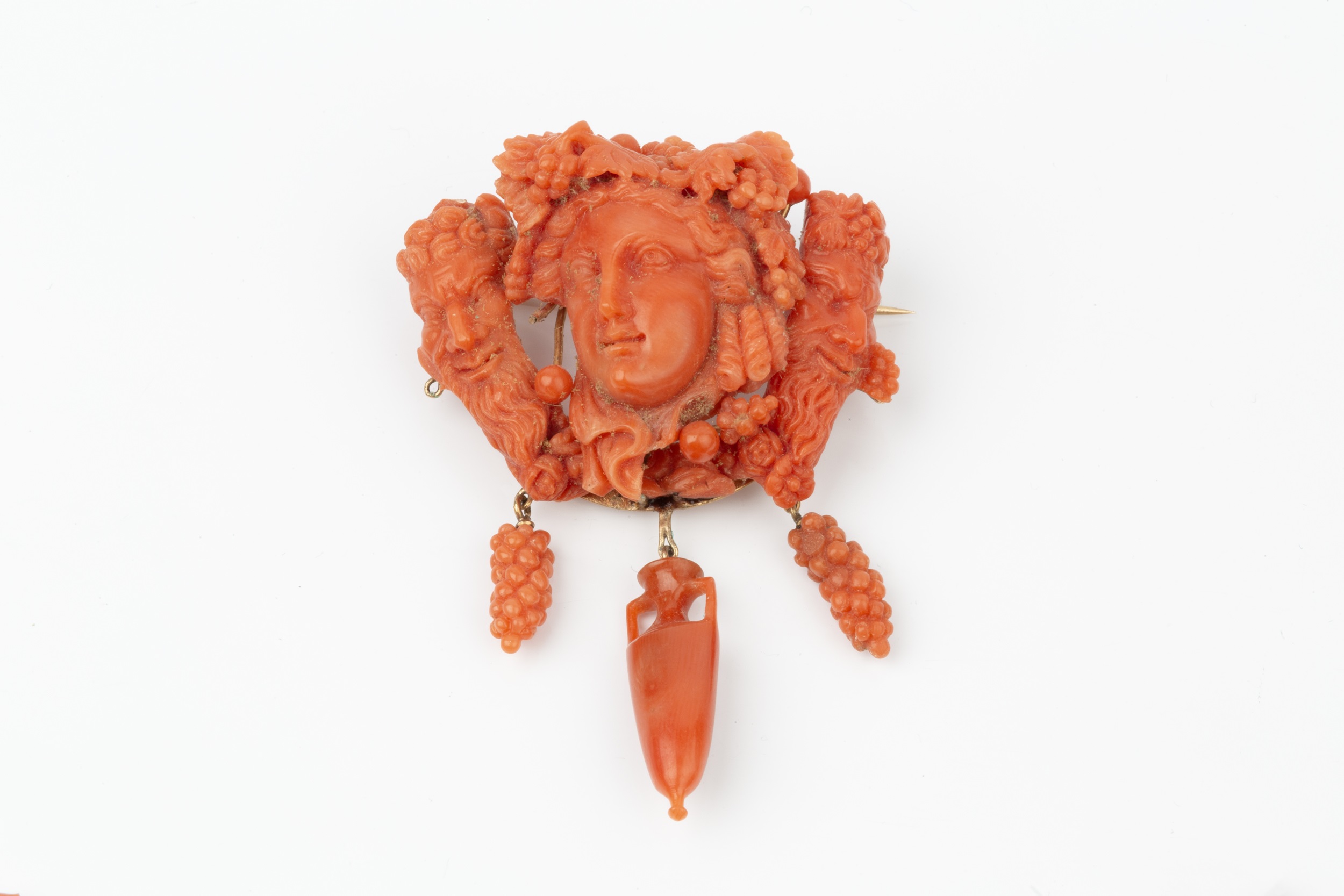 A suite of carved coral jewellery, comprising a necklace, bracelet, brooch, pair of earrings and two - Image 8 of 8