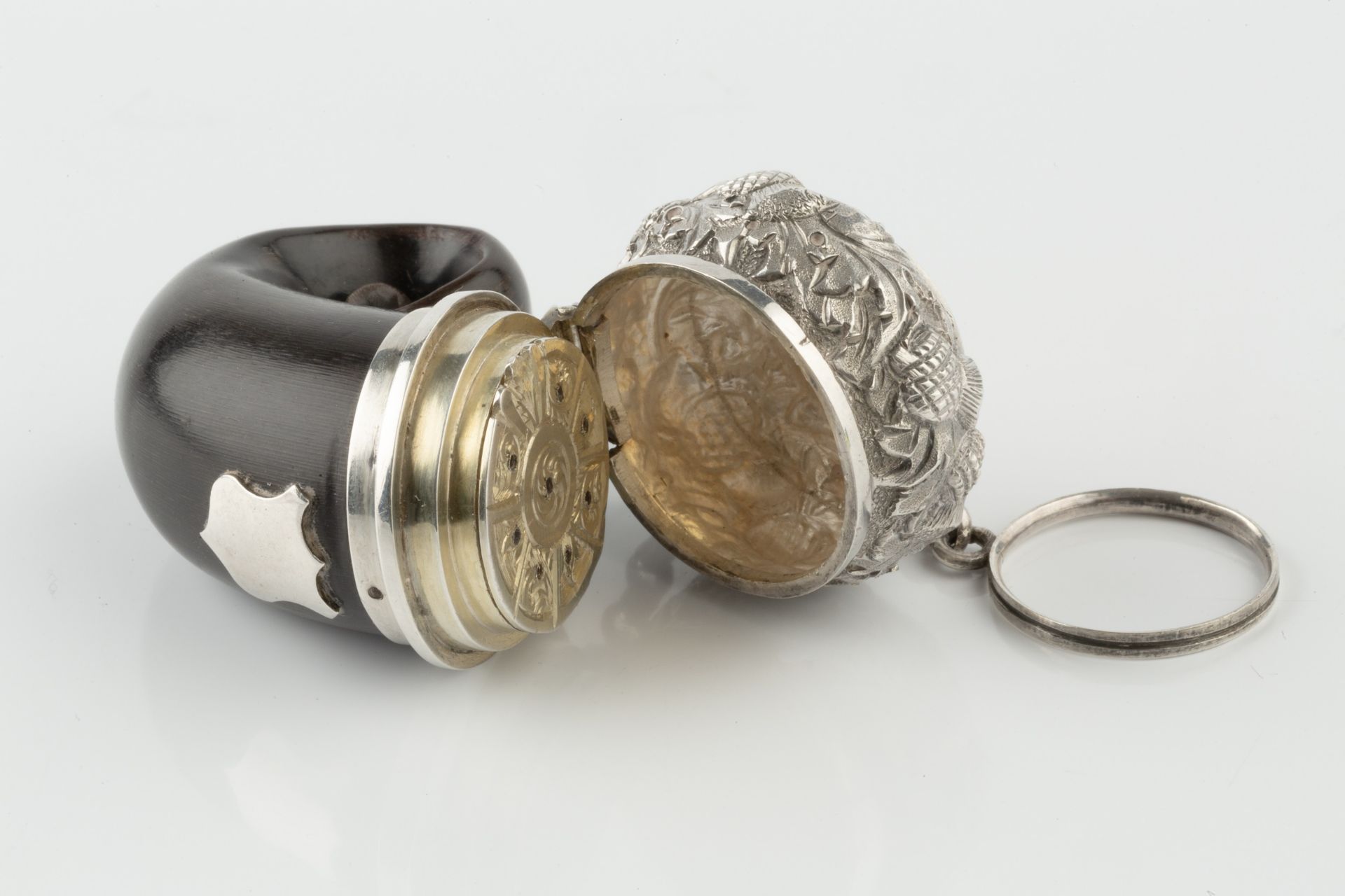A 19th century Scottish silver mounted horn 'snuff mull' form vinaigrette, the hinged cover embossed - Bild 2 aus 2
